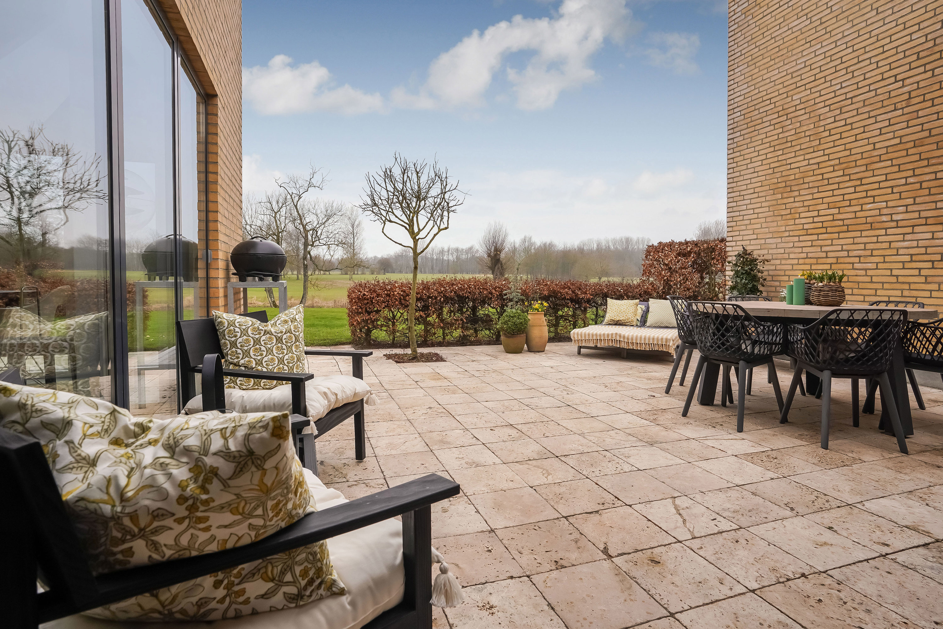 Fremhævet terrasse billede i fuldskærmstilstand. Billede af Hollufgård Vænget 26, Holluf Pile, 5220 Odense SØ