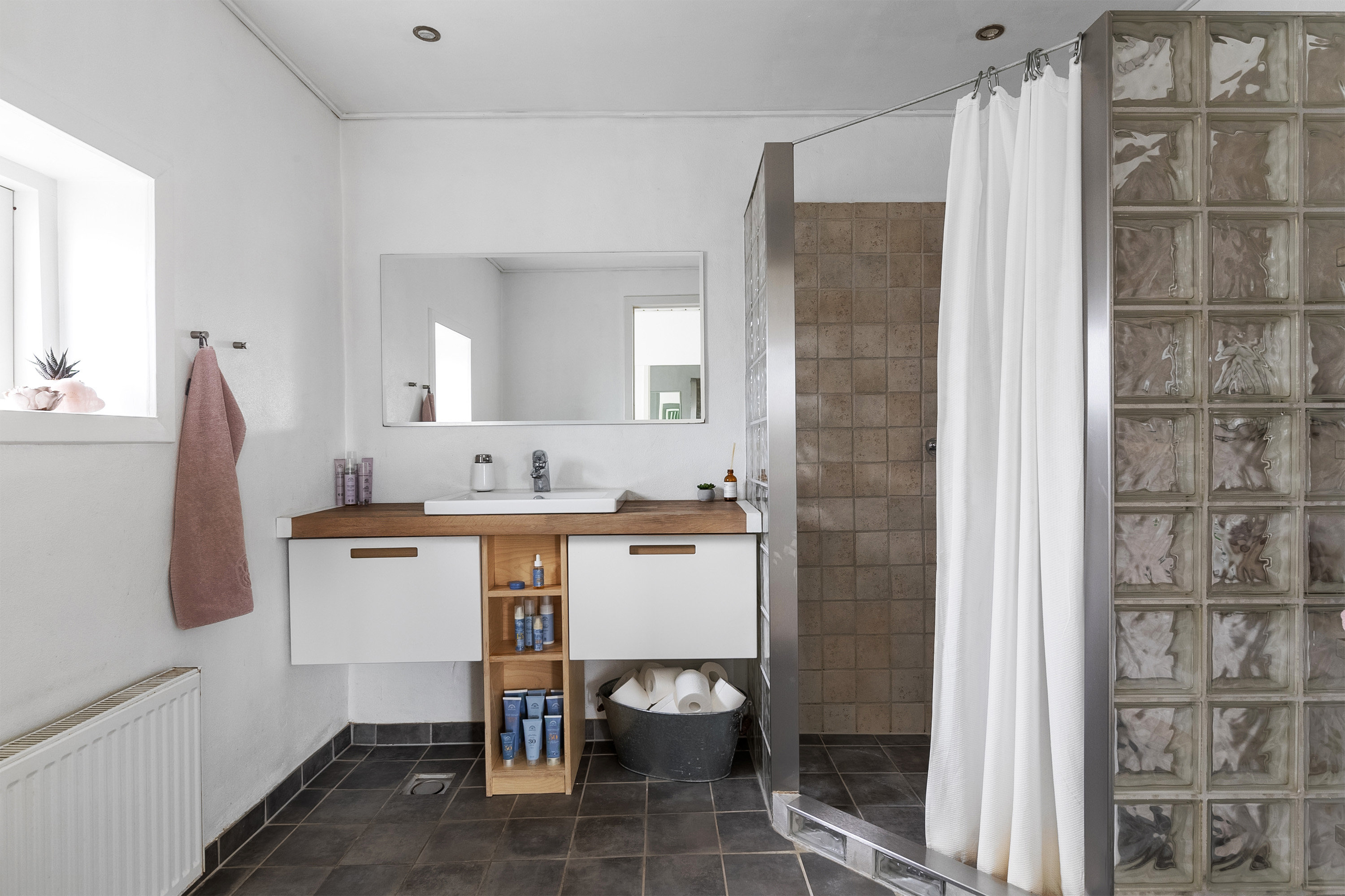 Fremhævet badeværelse billede i fuldskærmstilstand. Billede af Brunhøj 2A, 8362 Hørning