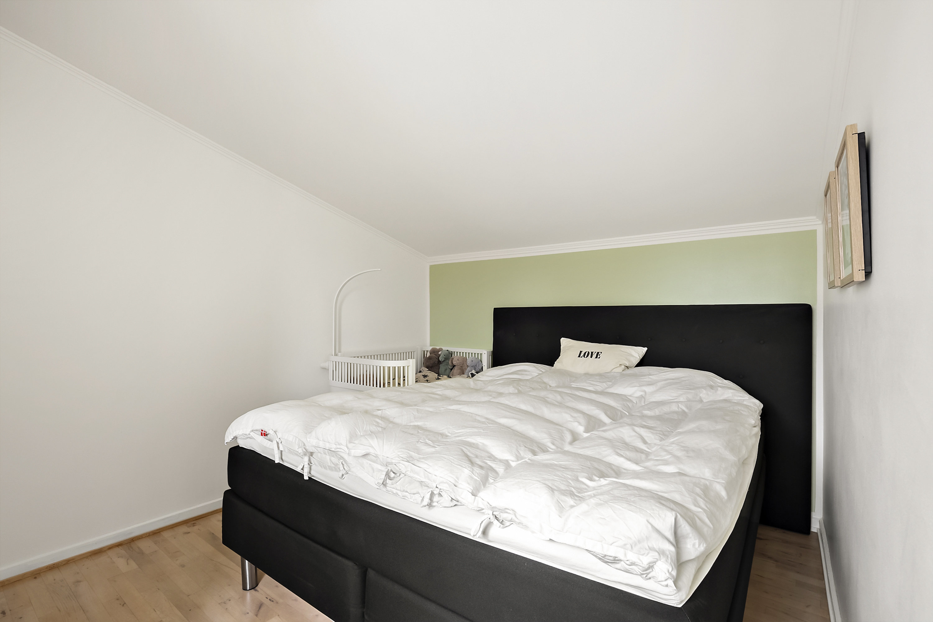 Fremhævet soveværelse billede i fuldskærmstilstand. Billede af Edvard Weies Vænge 14, 5220 Odense SØ