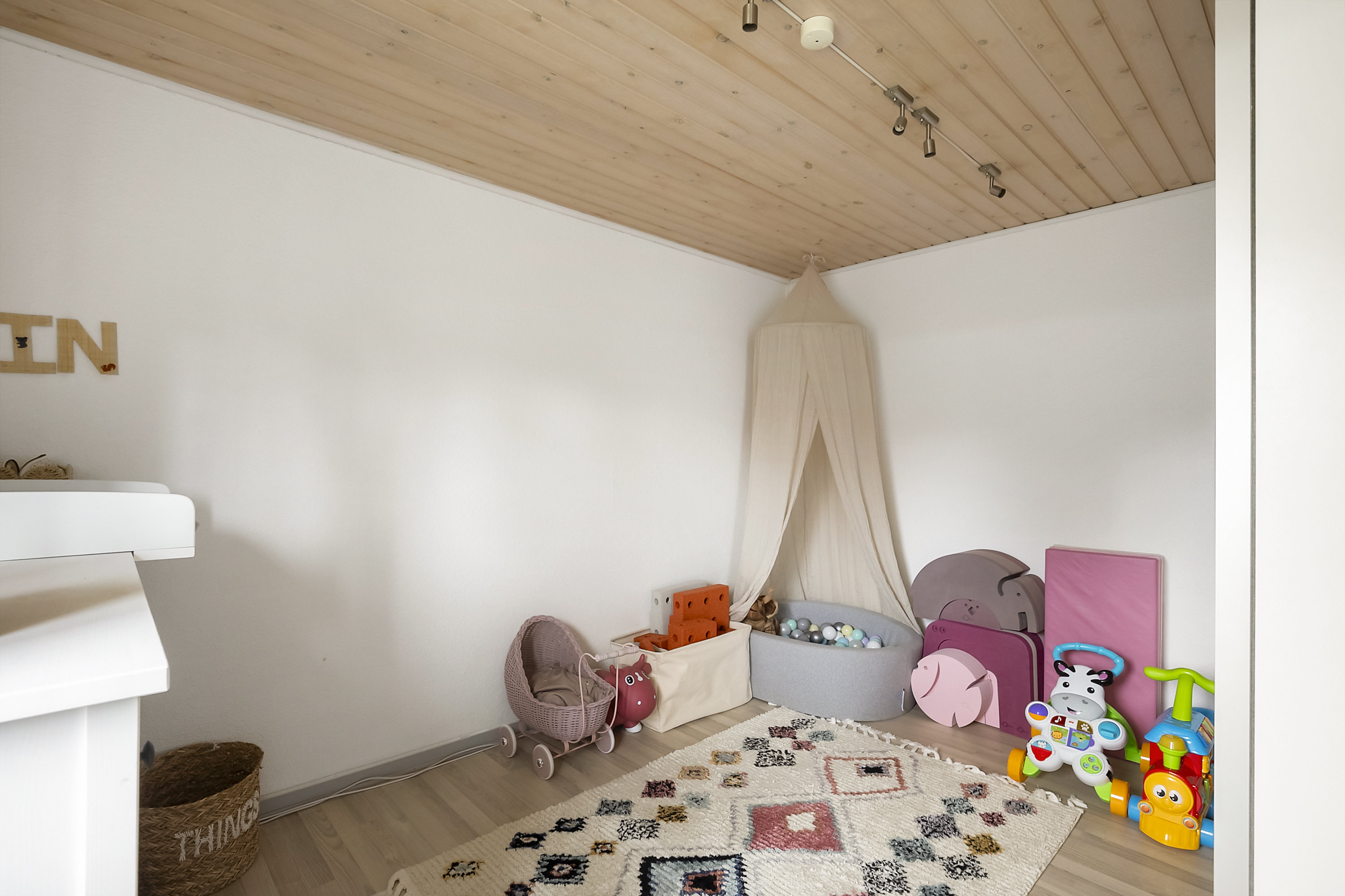 Fremhævet soveværelse billede i fuldskærmstilstand. Billede af Edvard Weies Vænge 14, 5220 Odense SØ