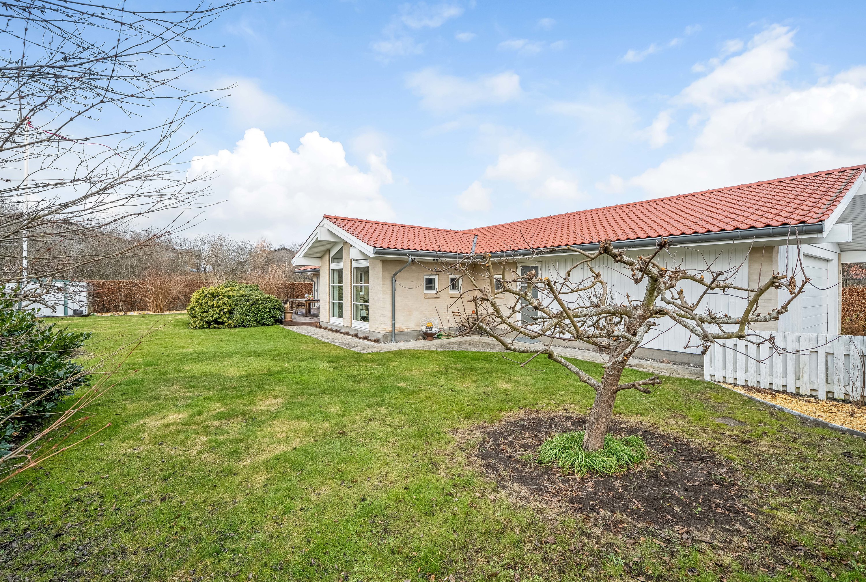 Fremhævet facade billede i fuldskærmstilstand. Billede af Axel Jarls Vej 35, 3400 Hillerød