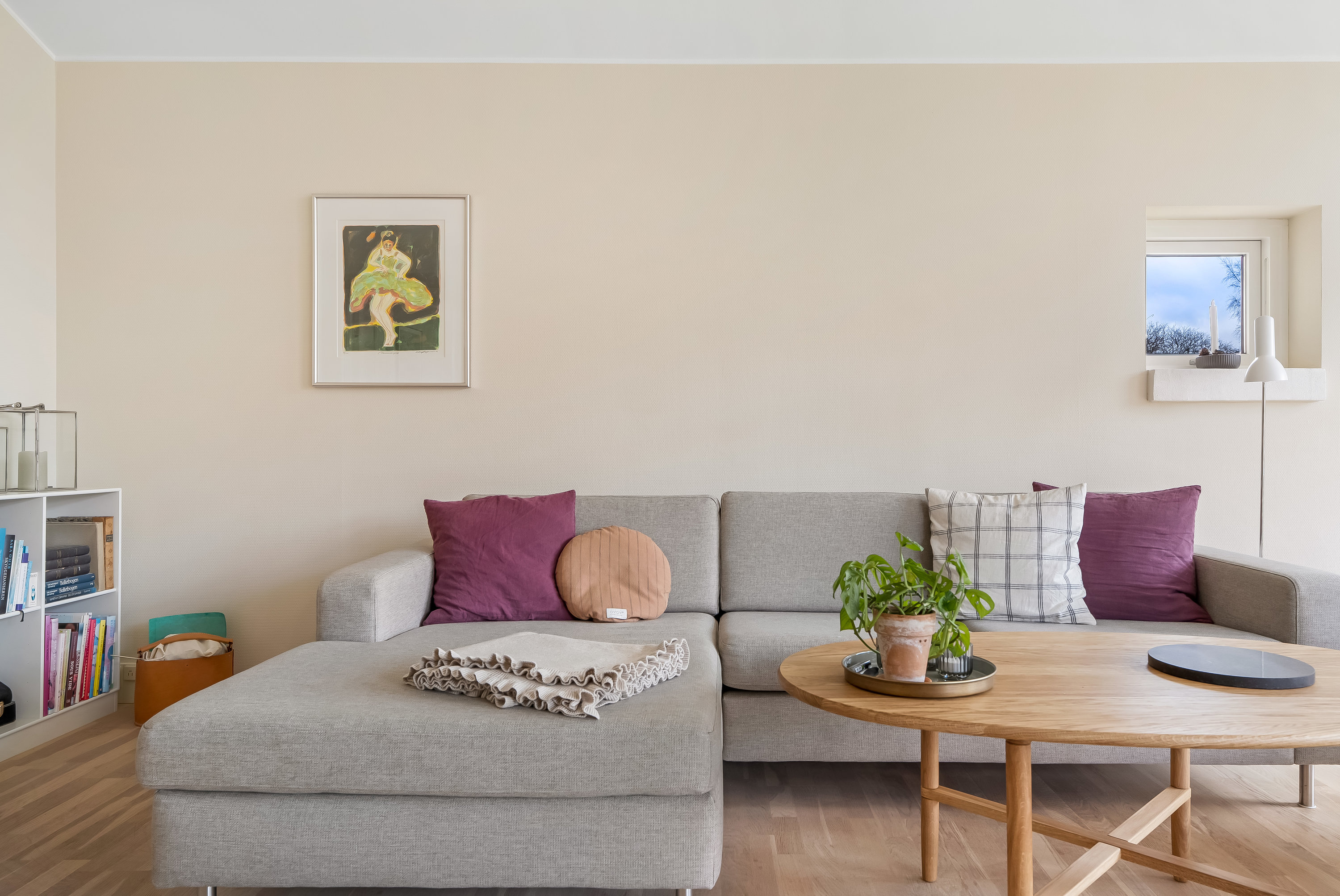 Fremhævet stue billede i fuldskærmstilstand. Billede af Axel Jarls Vej 35, 3400 Hillerød