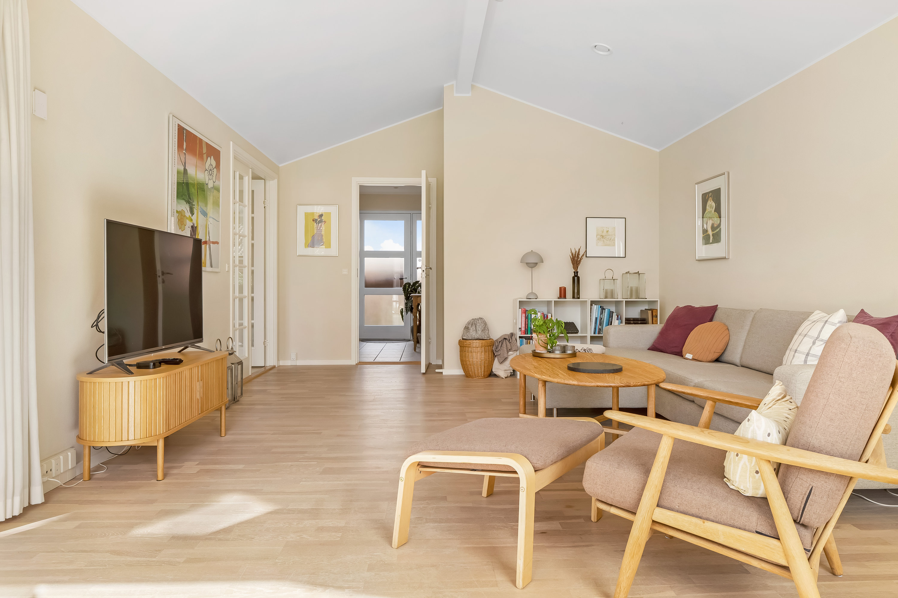 Fremhævet stue billede i fuldskærmstilstand. Billede af Axel Jarls Vej 35, 3400 Hillerød