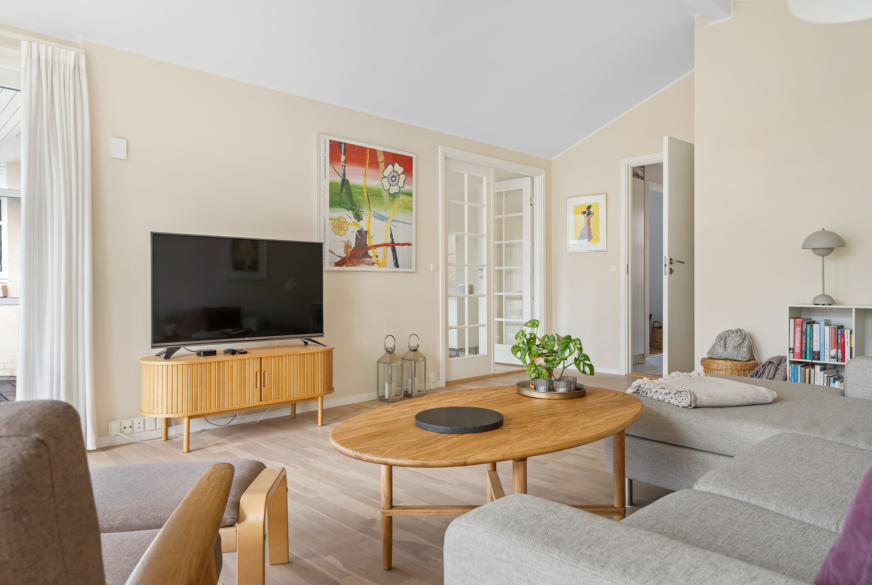 Fremhævet stue billede i fuldskærmstilstand. Billede af Axel Jarls Vej 35, 3400 Hillerød