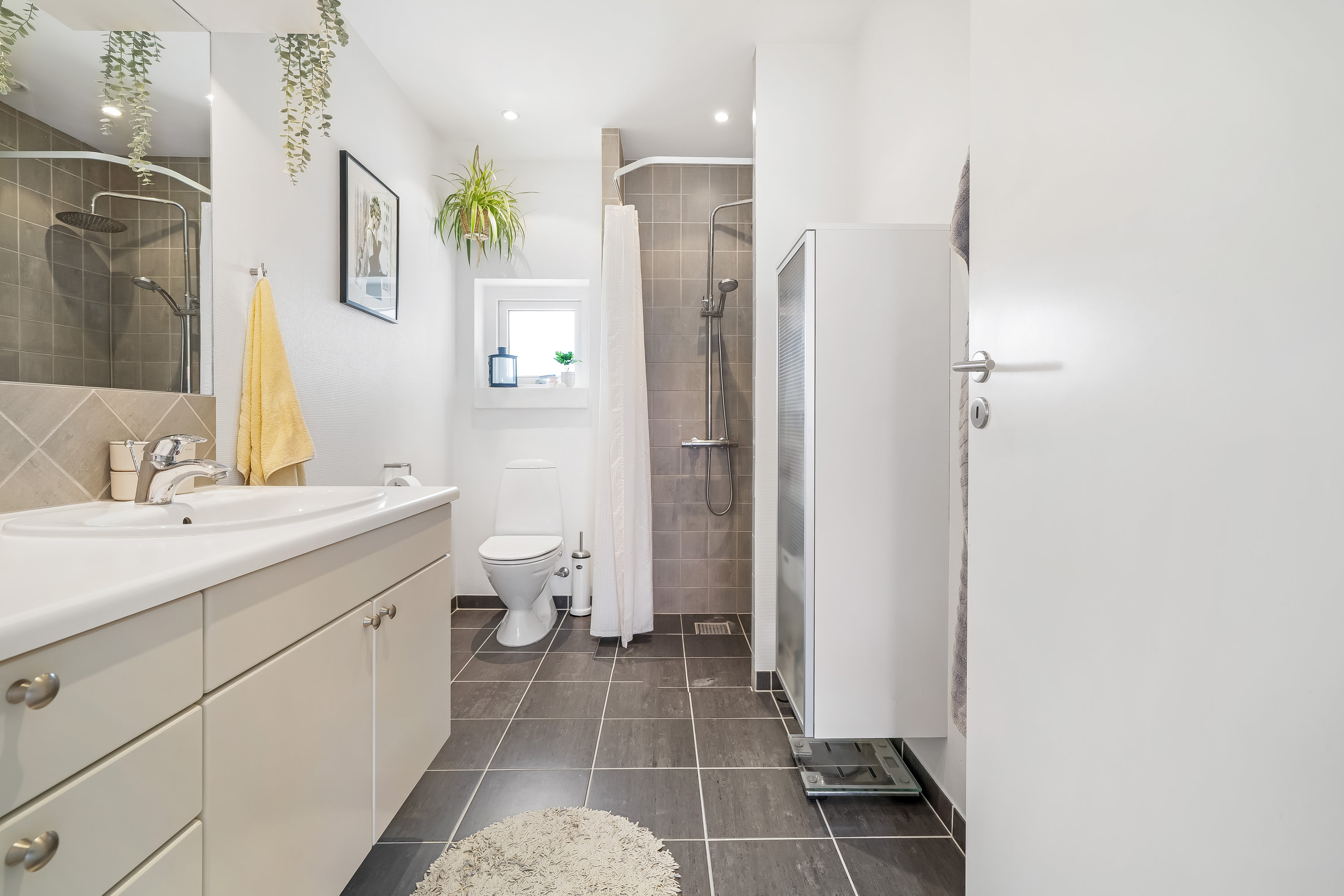 Fremhævet badeværelse billede i fuldskærmstilstand. Billede af Axel Jarls Vej 35, 3400 Hillerød