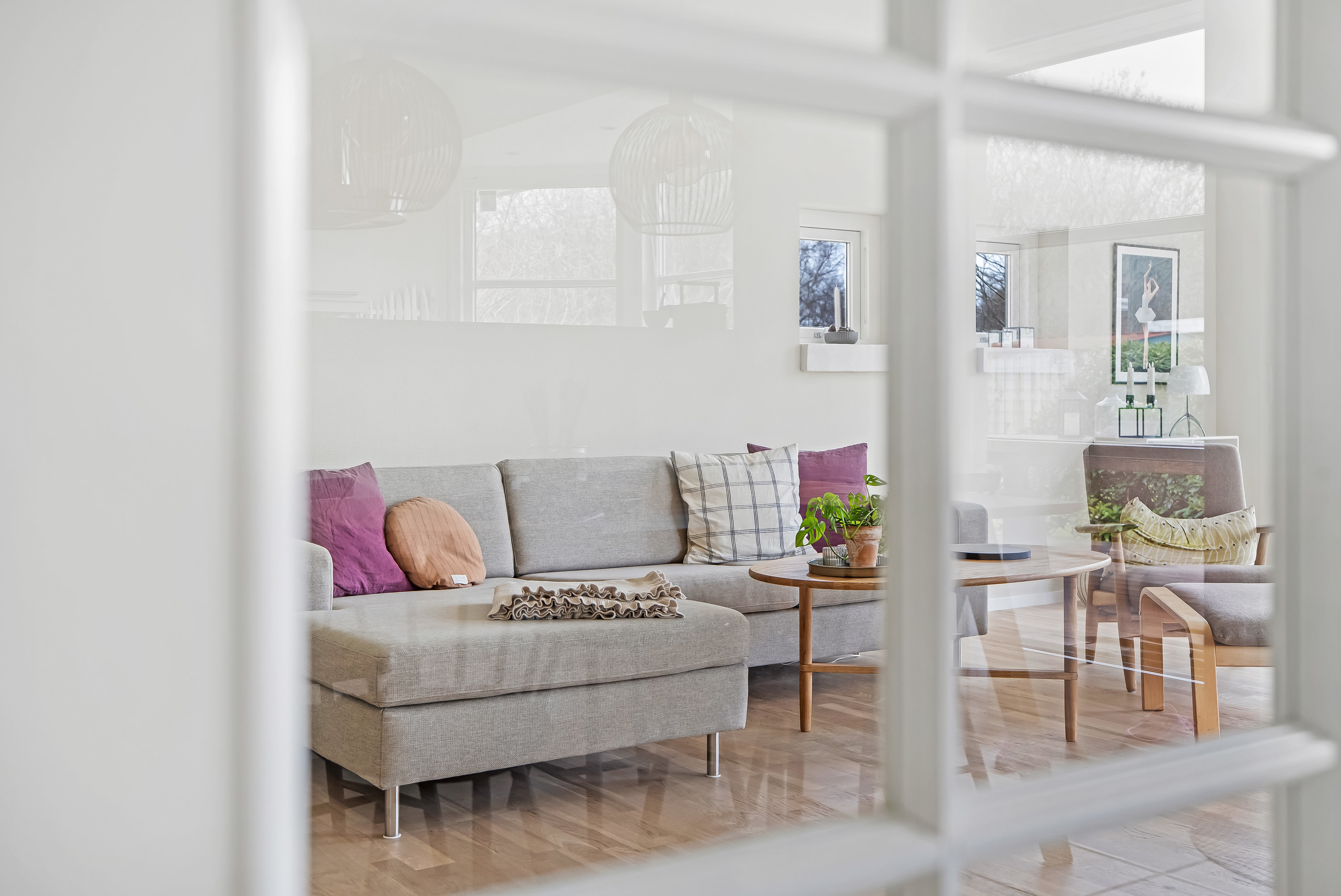 Fremhævet stue billede i fuldskærmstilstand. Billede af Axel Jarls Vej 35, 3400 Hillerød