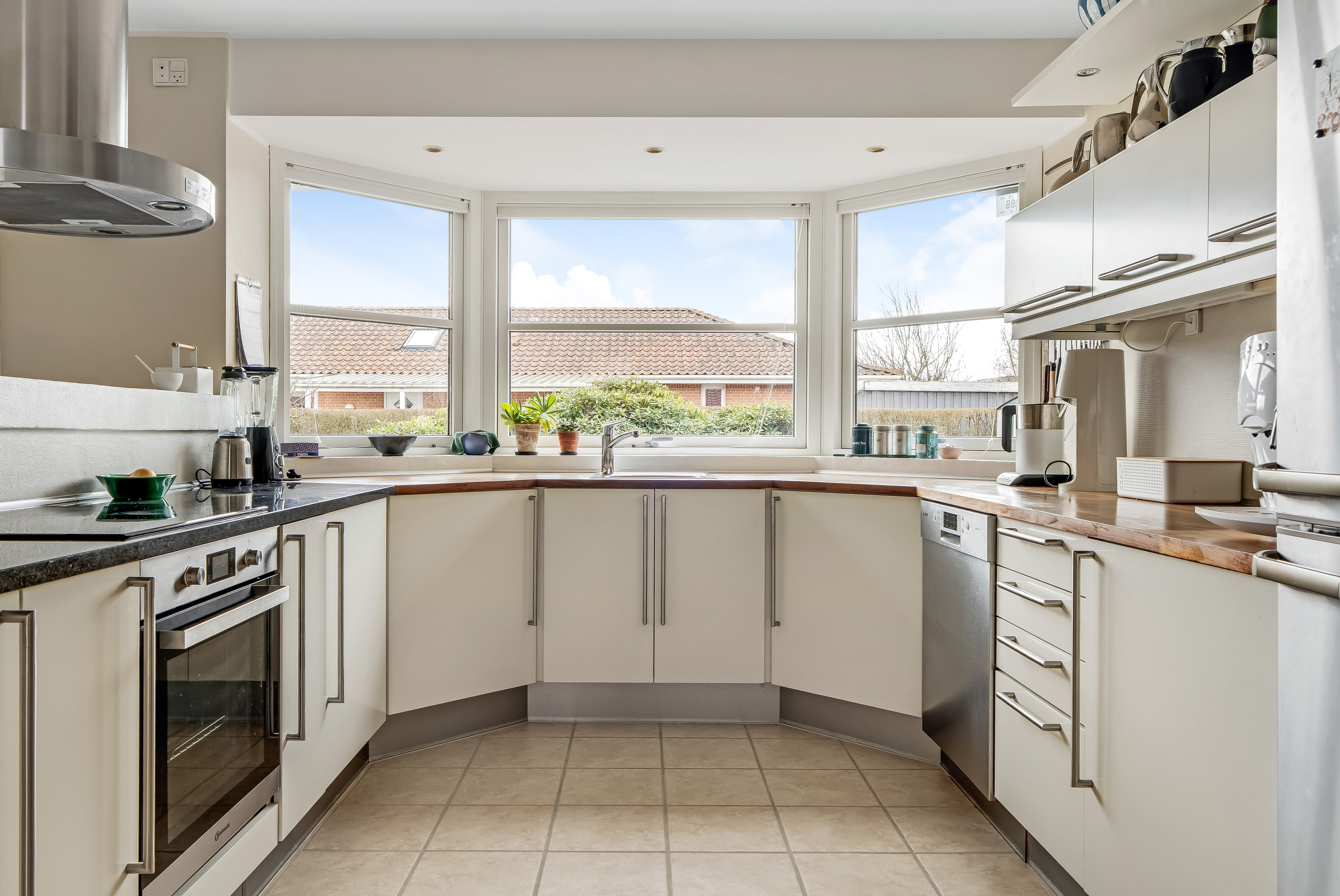 Fremhævet køkken billede i fuldskærmstilstand. Billede af Axel Jarls Vej 35, 3400 Hillerød