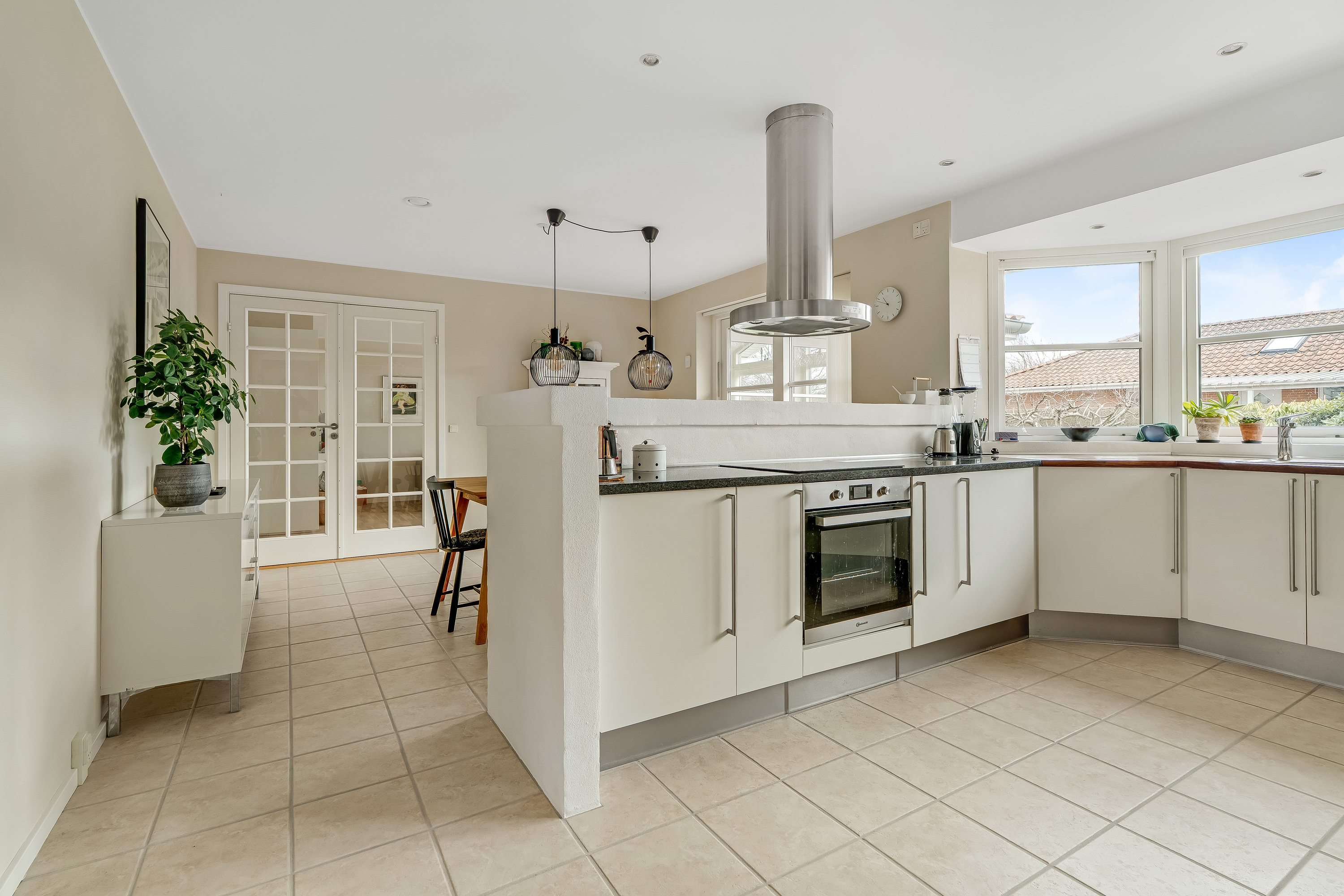 Fremhævet køkken billede i fuldskærmstilstand. Billede af Axel Jarls Vej 35, 3400 Hillerød