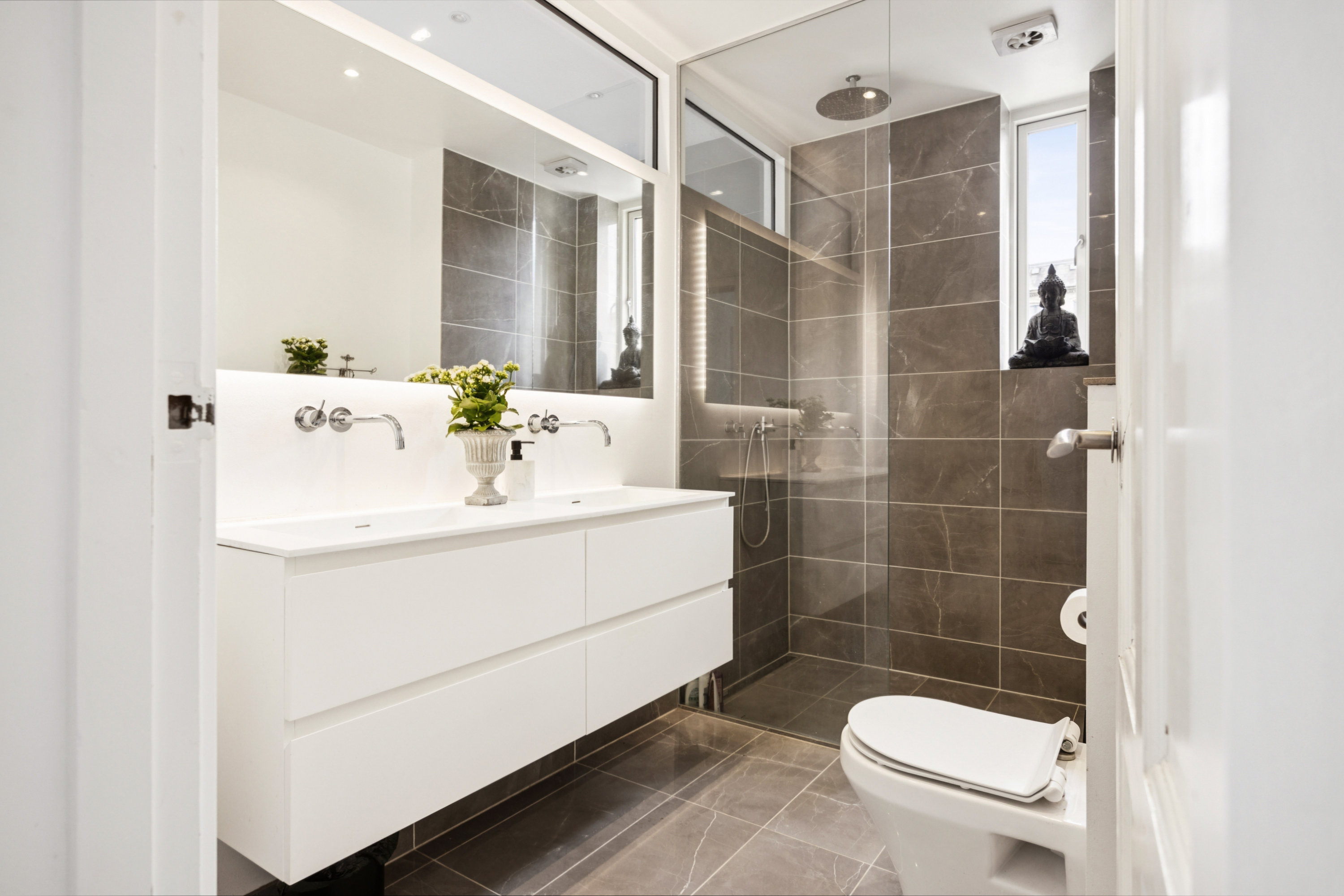 Fremhævet badeværelse billede i fuldskærmstilstand. Billede af H.C. Ørsteds Vej 20A, 2. th., 1879 Frederiksberg C