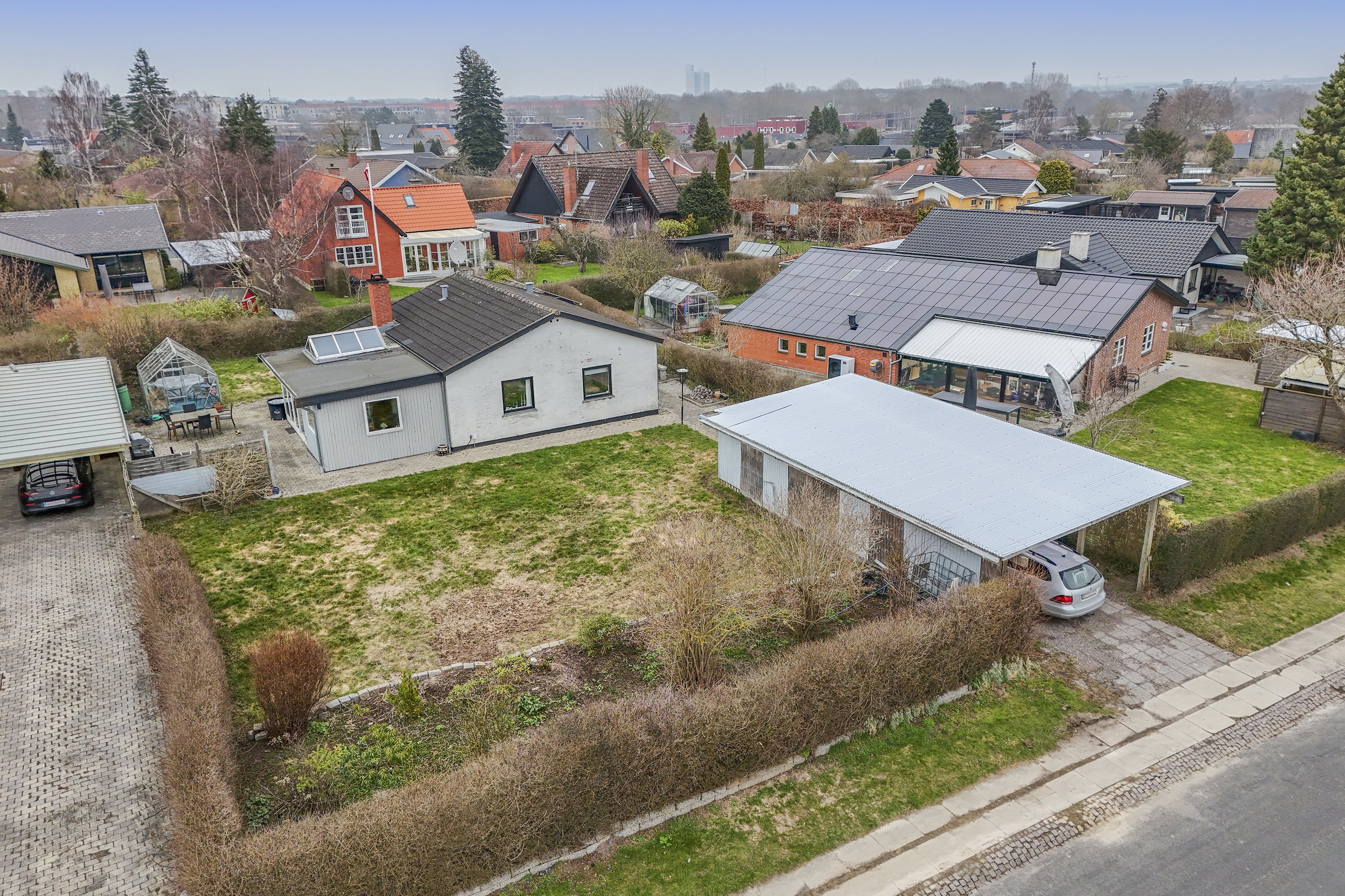 Fremhævet facade billede i fuldskærmstilstand. Billede af Hybenvænget 28, 2740 Skovlunde