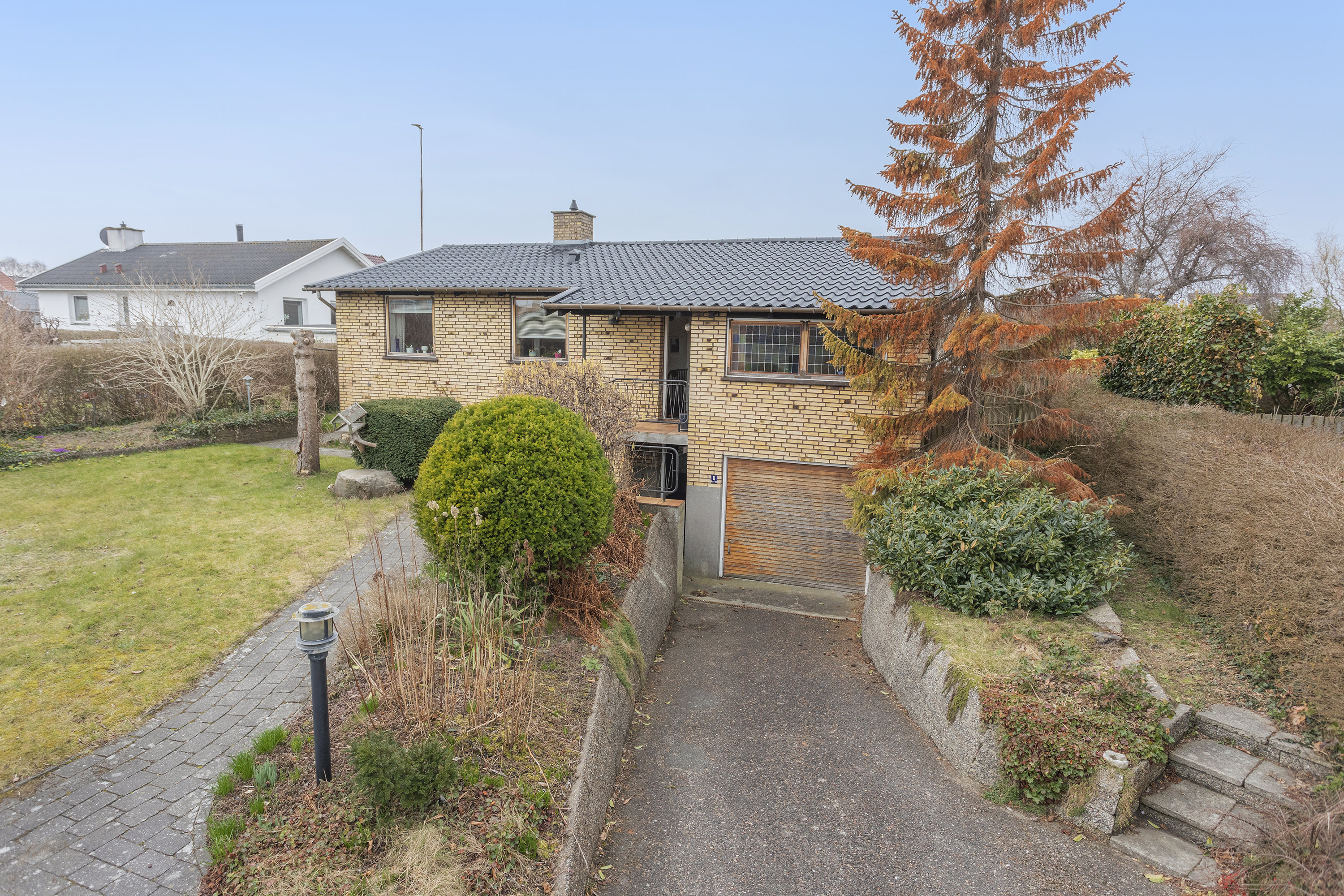 Fremhævet facade billede i fuldskærmstilstand. Billede af Flemløsevej 8, 2770 Kastrup