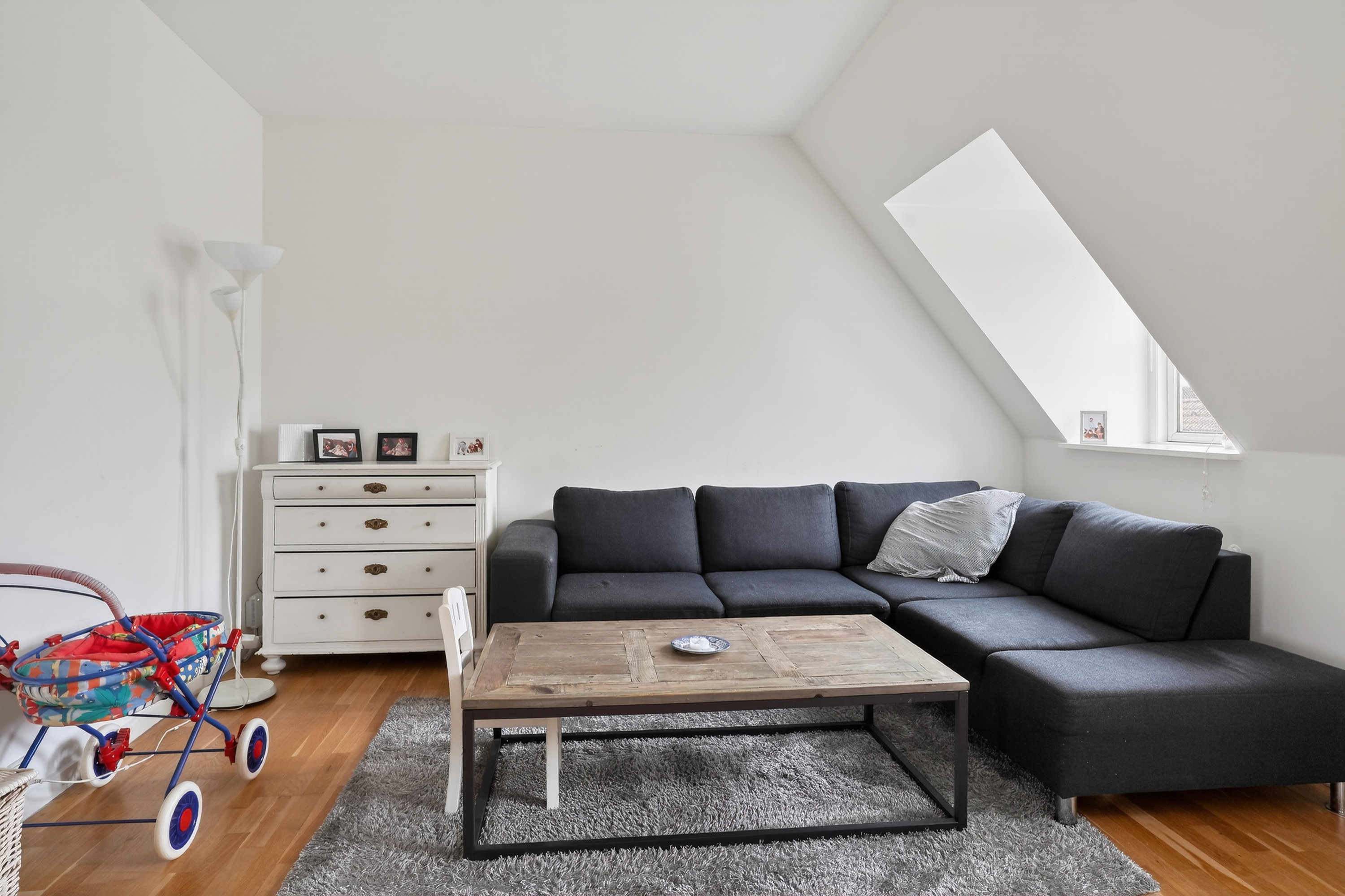 Fremhævet stue billede i fuldskærmstilstand. Billede af Algade 12A, 2. th., 4660 Store Heddinge