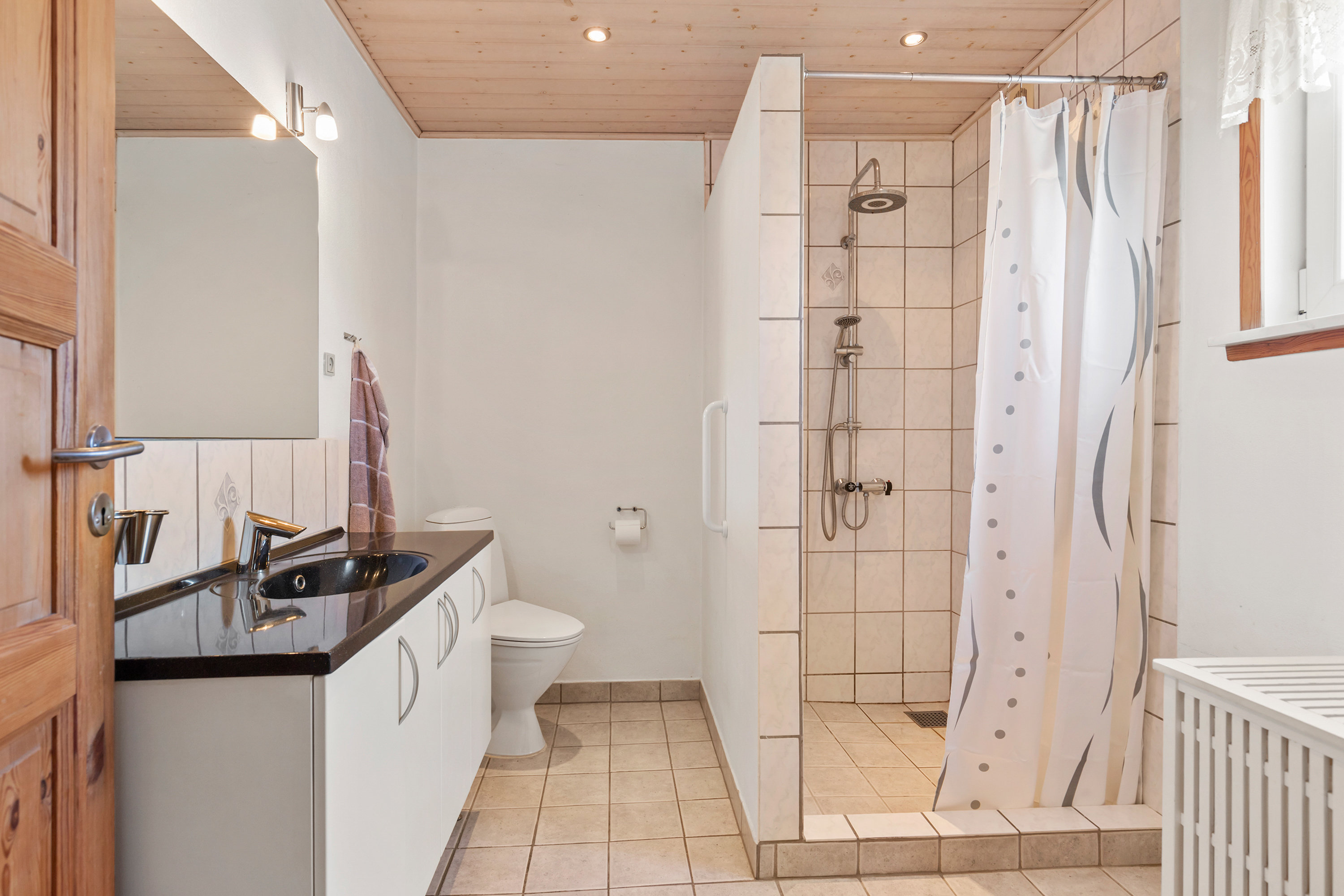 Fremhævet badeværelse billede i fuldskærmstilstand. Billede af Jansensvej 4, 9490 Pandrup