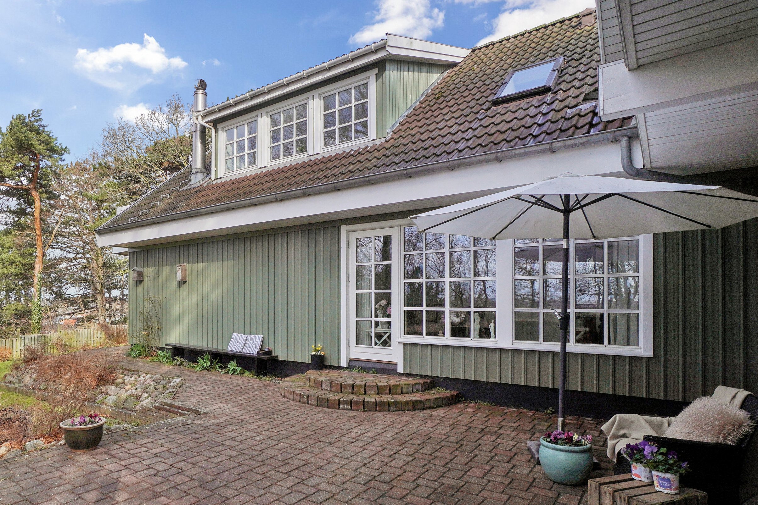 Fremhævet terrasse billede i fuldskærmstilstand. Billede af Elmevej 7C, Skovbakken, 3300 Frederiksværk