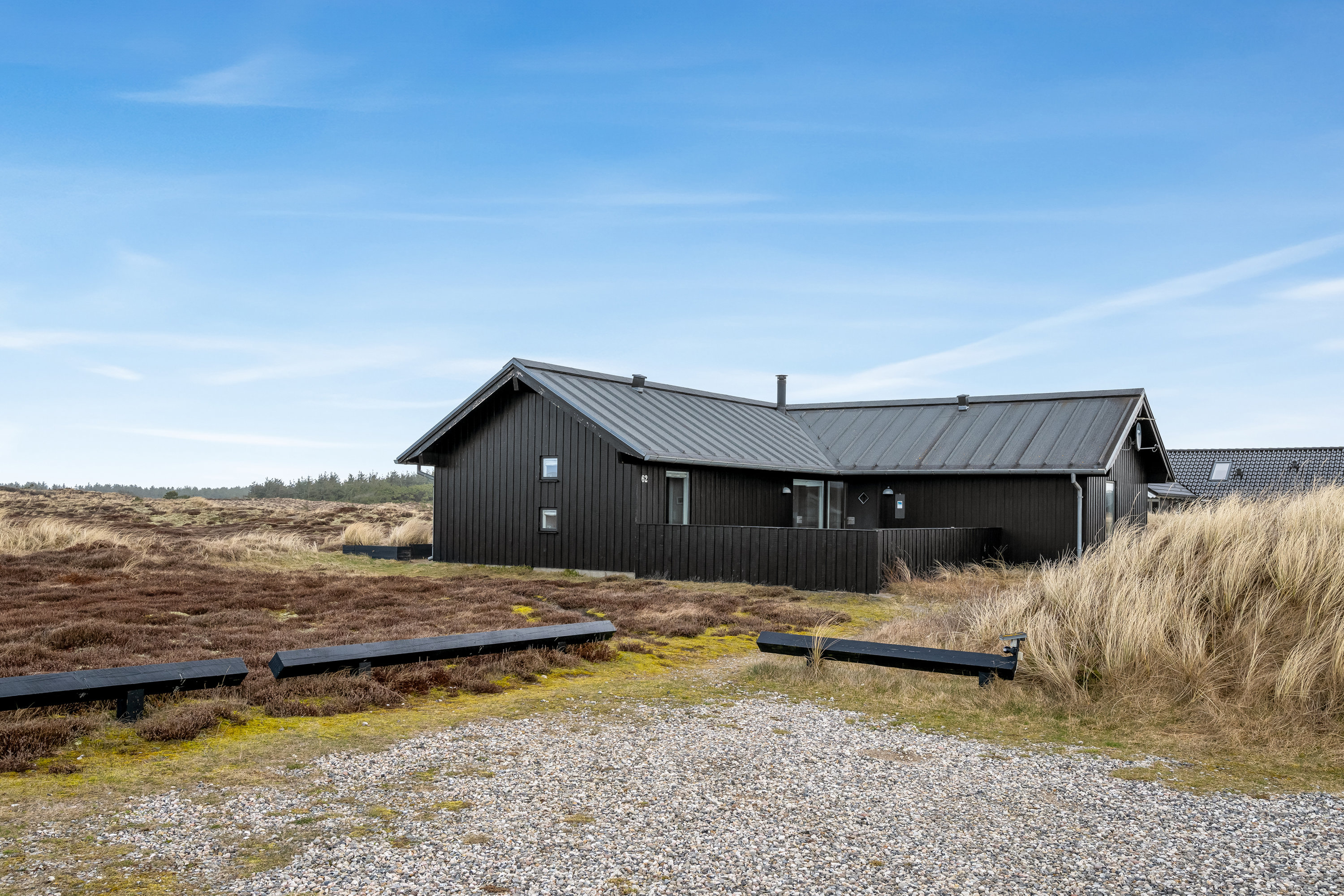 Fremhævet facade billede i fuldskærmstilstand. Billede af Arvidvej 62, Bjerregaard, 6960 Hvide Sande