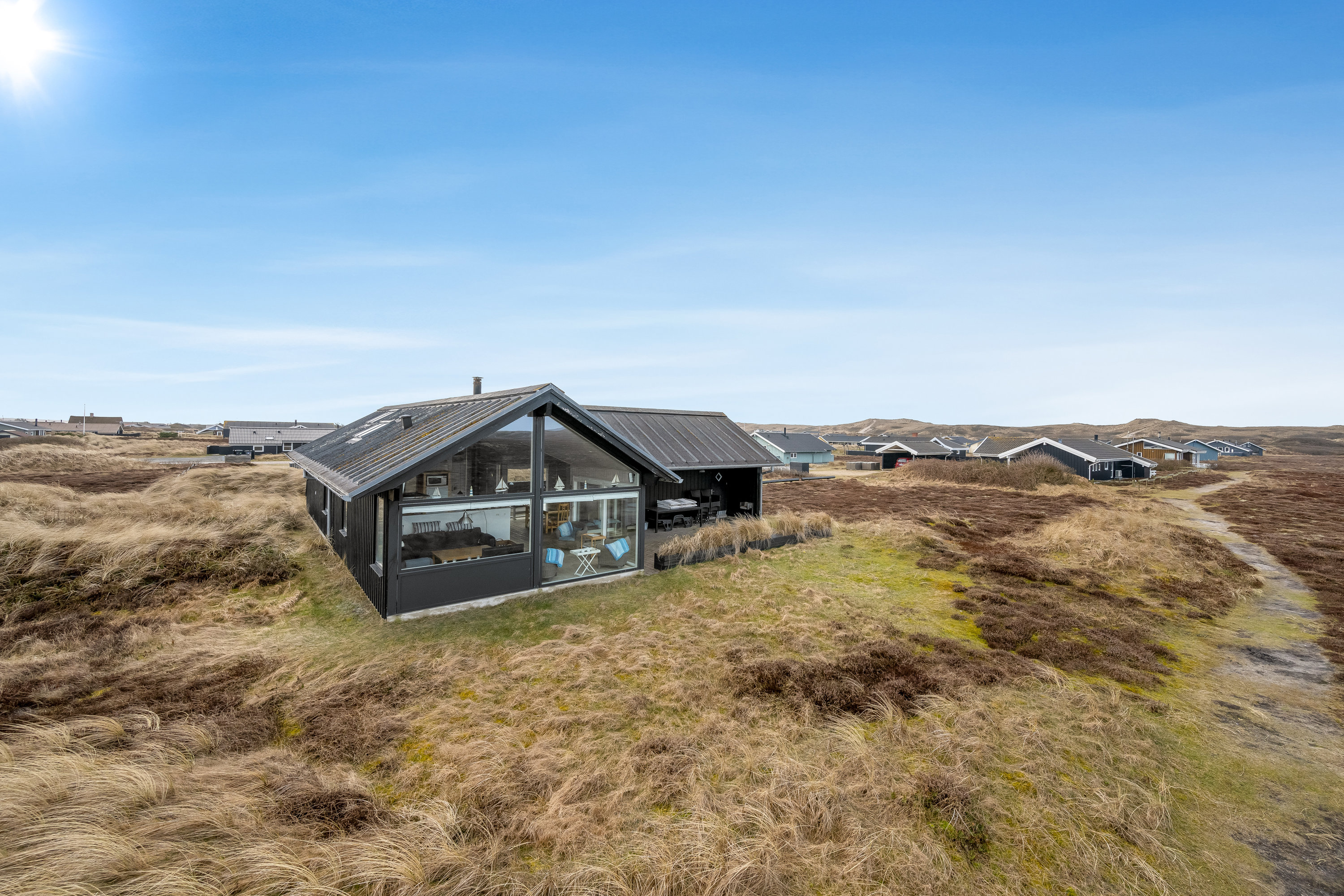 Fremhævet facade billede i fuldskærmstilstand. Billede af Arvidvej 62, Bjerregaard, 6960 Hvide Sande