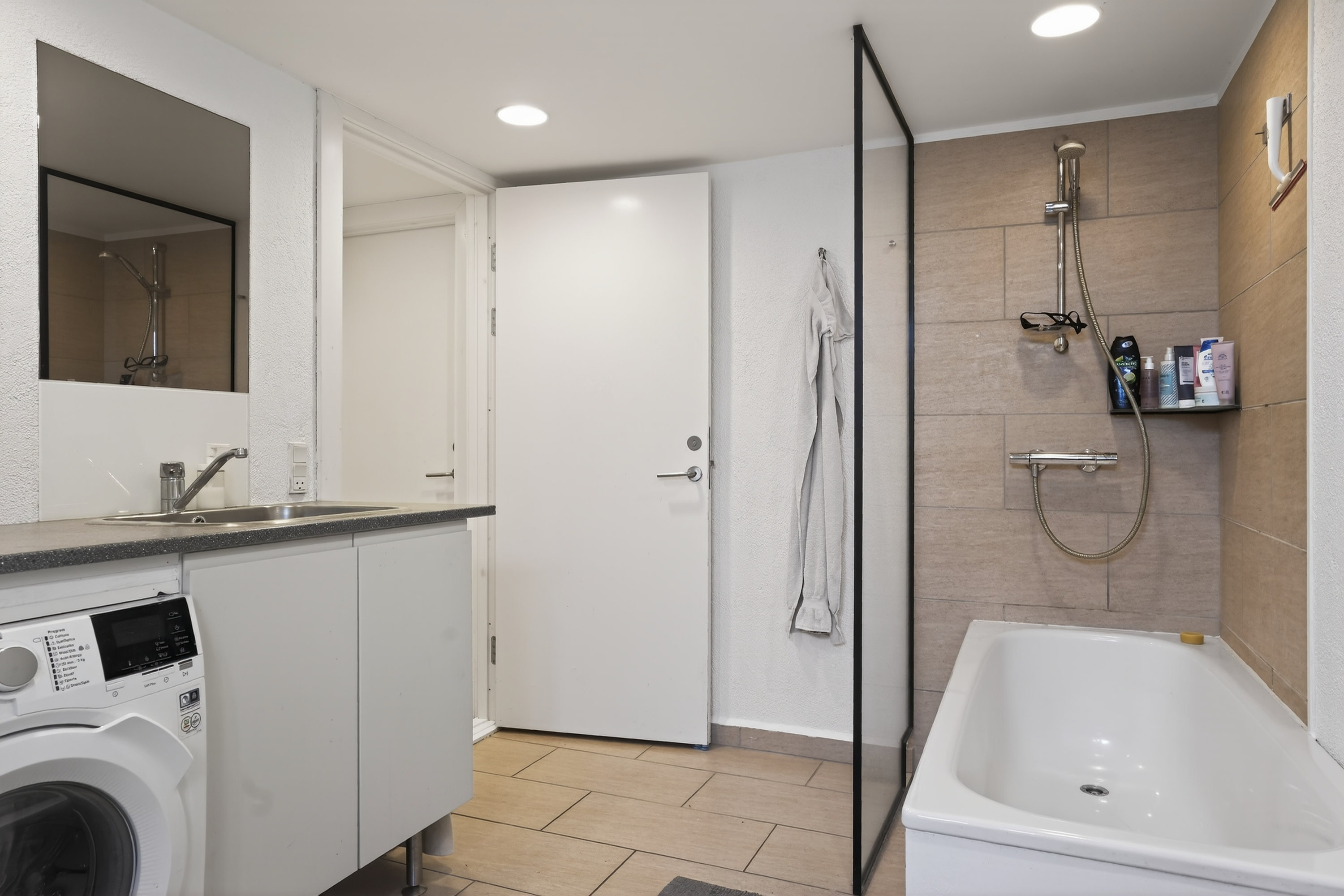 Fremhævet badeværelse billede i fuldskærmstilstand. Billede af Niels Bohrs Alle 38, 2860 Søborg