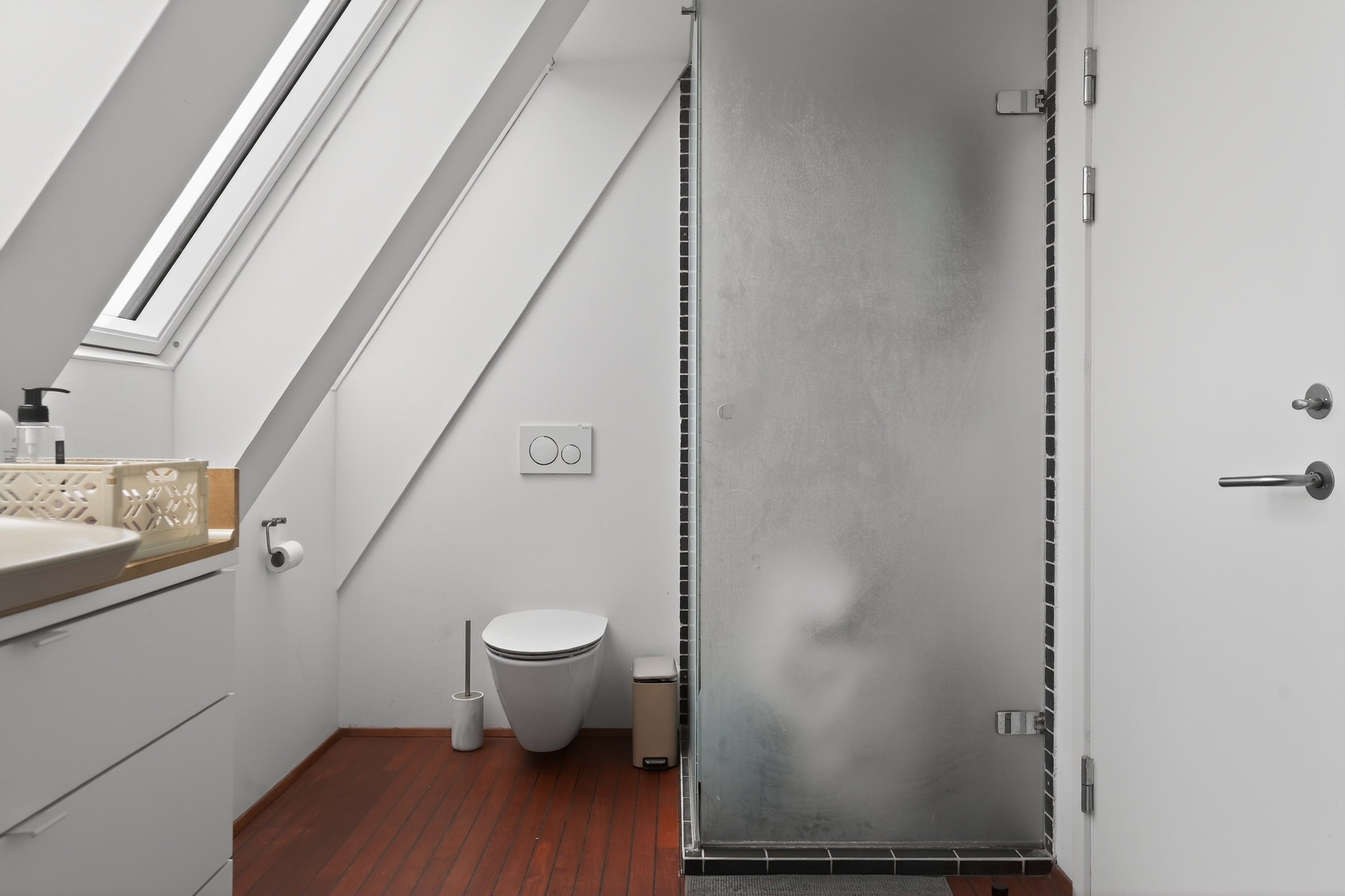 Fremhævet badeværelse billede i fuldskærmstilstand. Billede af Niels Bohrs Alle 38, 2860 Søborg