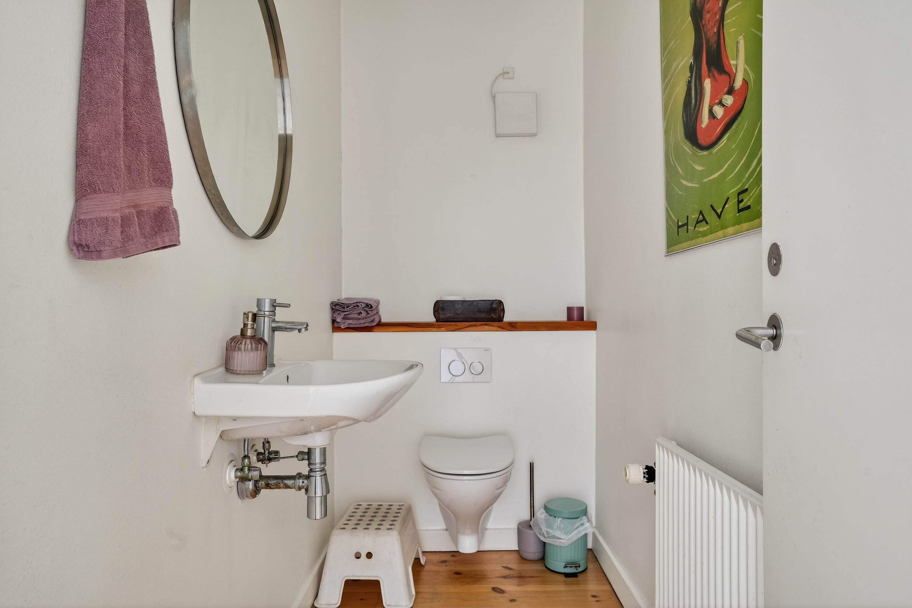 Fremhævet wc billede i fuldskærmstilstand. Billede af Niels Bohrs Alle 38, 2860 Søborg