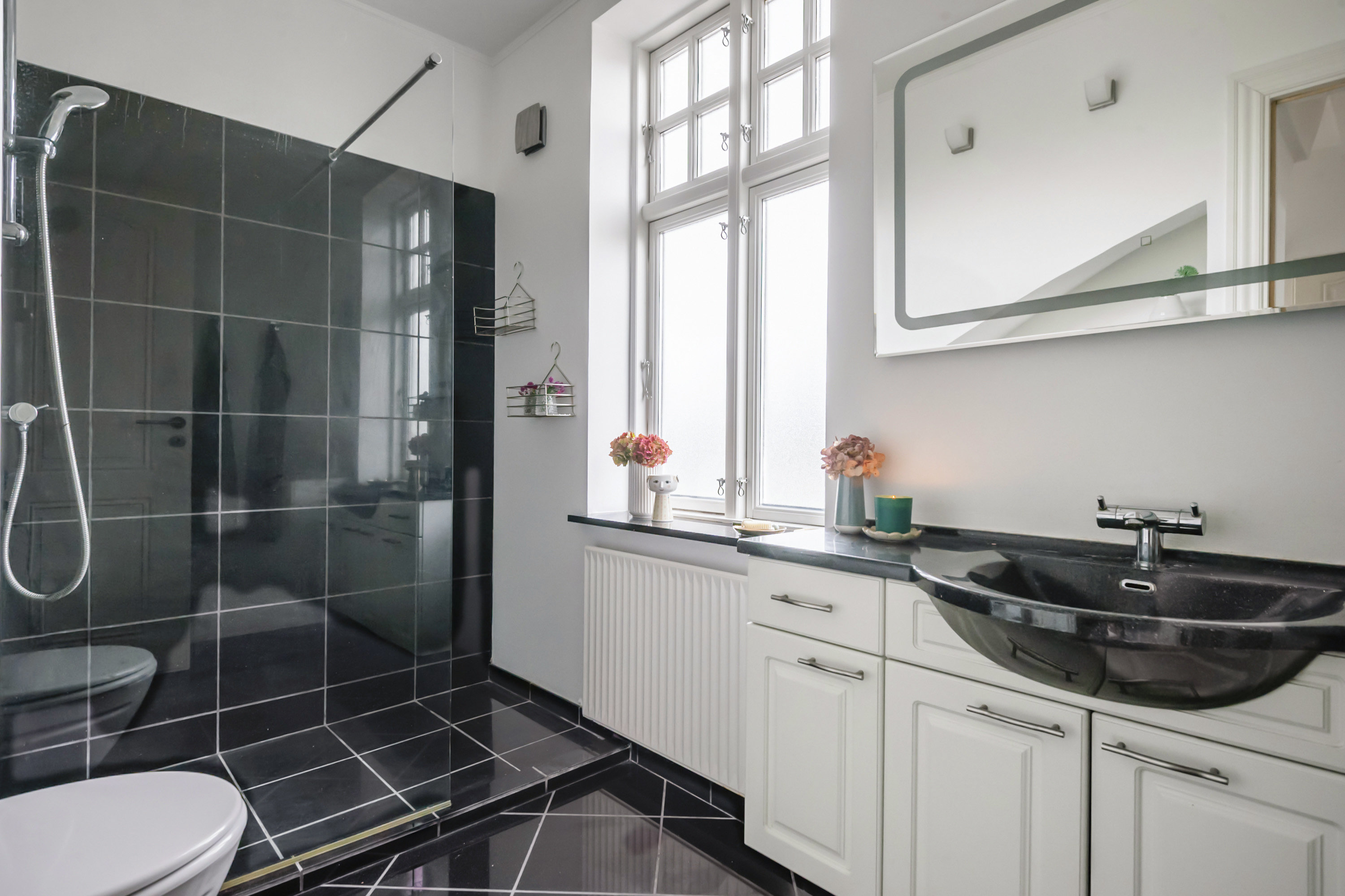 Fremhævet badeværelse billede i fuldskærmstilstand. Billede af Bredgade 1, 8300 Odder