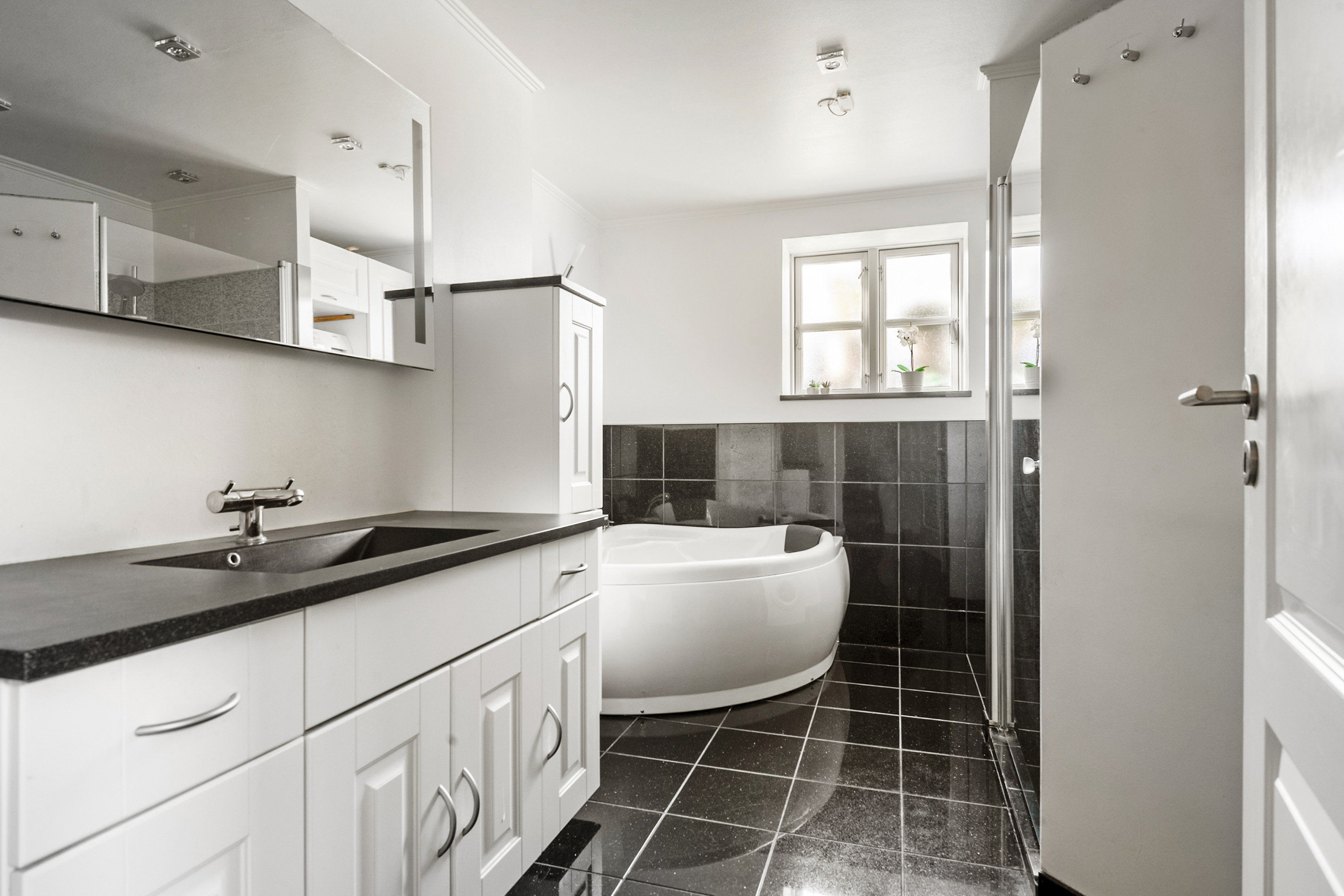 Fremhævet badeværelse billede i fuldskærmstilstand. Billede af Bredgade 1, 8300 Odder