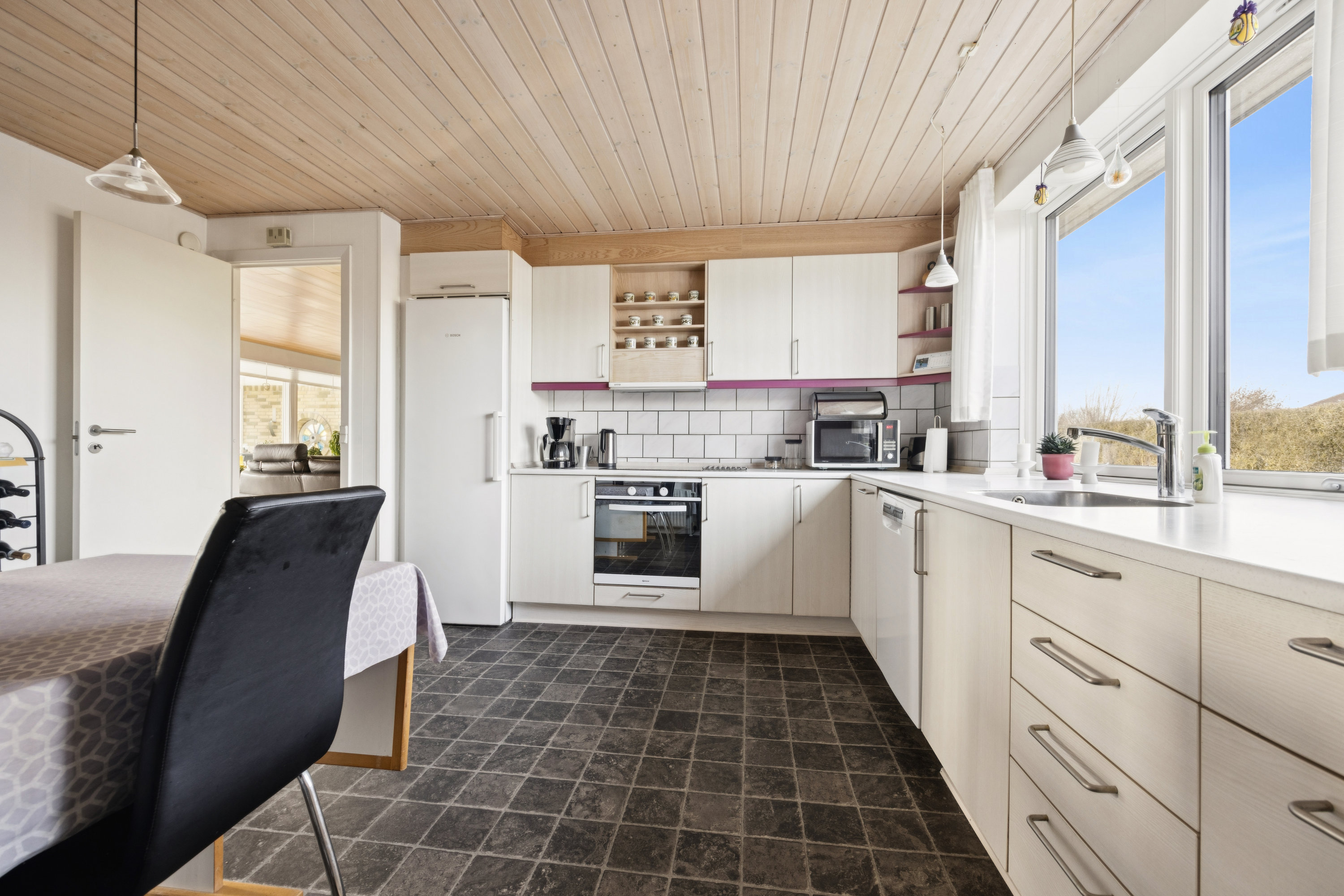 Fremhævet køkken billede i fuldskærmstilstand. Billede af Nørrehave 7, Ulsted, 9370 Hals