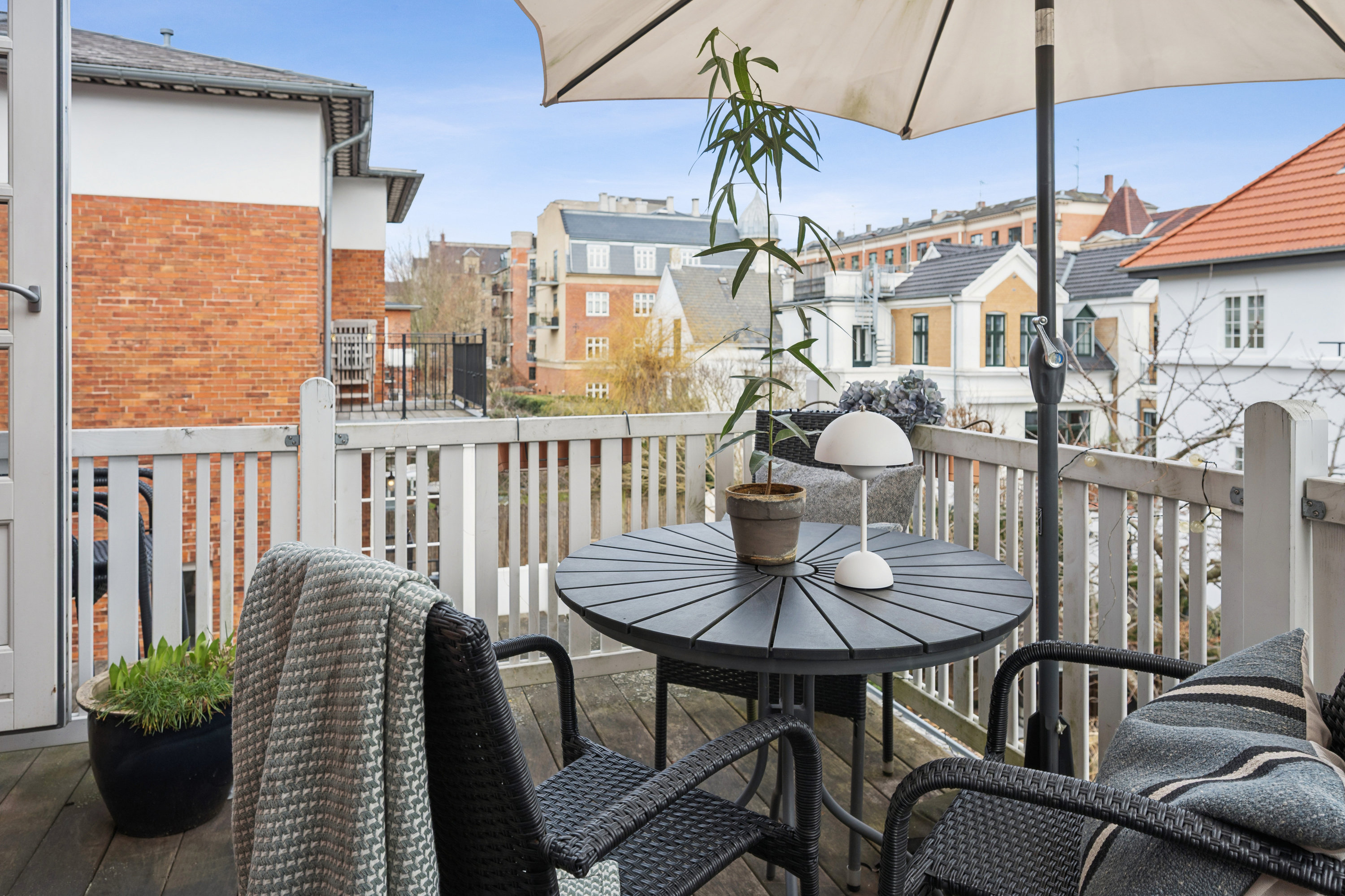 Fremhævet terrasse billede i fuldskærmstilstand. Billede af Asgårdsvej 19, 1., 1811 Frederiksberg C