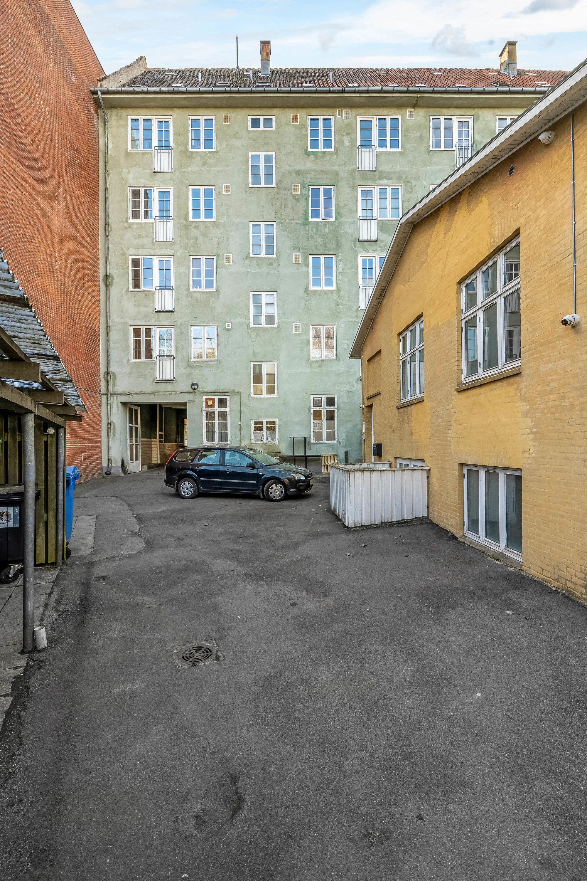 Fremhævet facade billede i fuldskærmstilstand. Billede af Søndre Jernbanevej 5, 4. tv., 3400 Hillerød