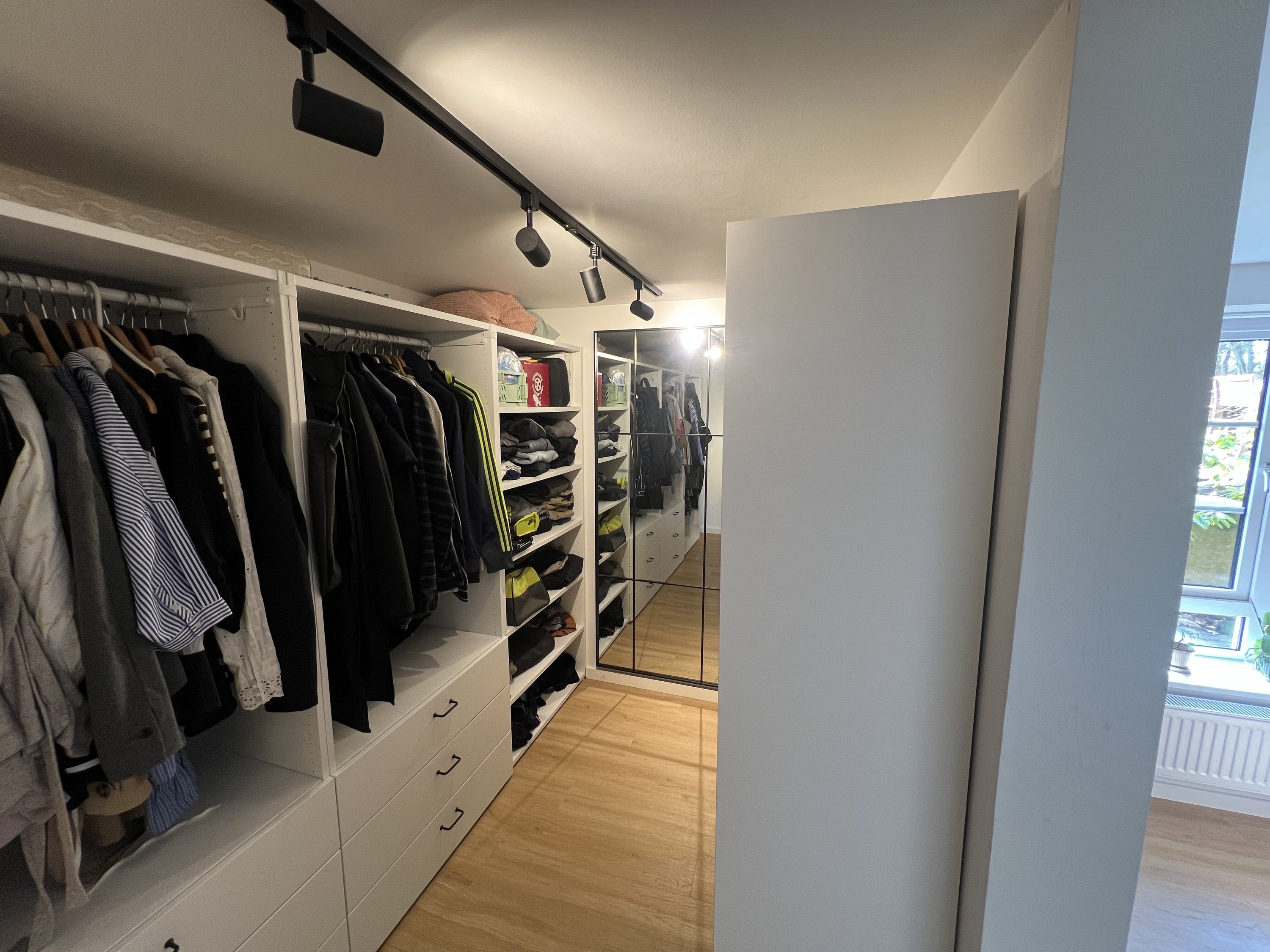 Fremhævet walk in closet  billede i fuldskærmstilstand. Billede af Lindevej 3, 6880 Tarm
