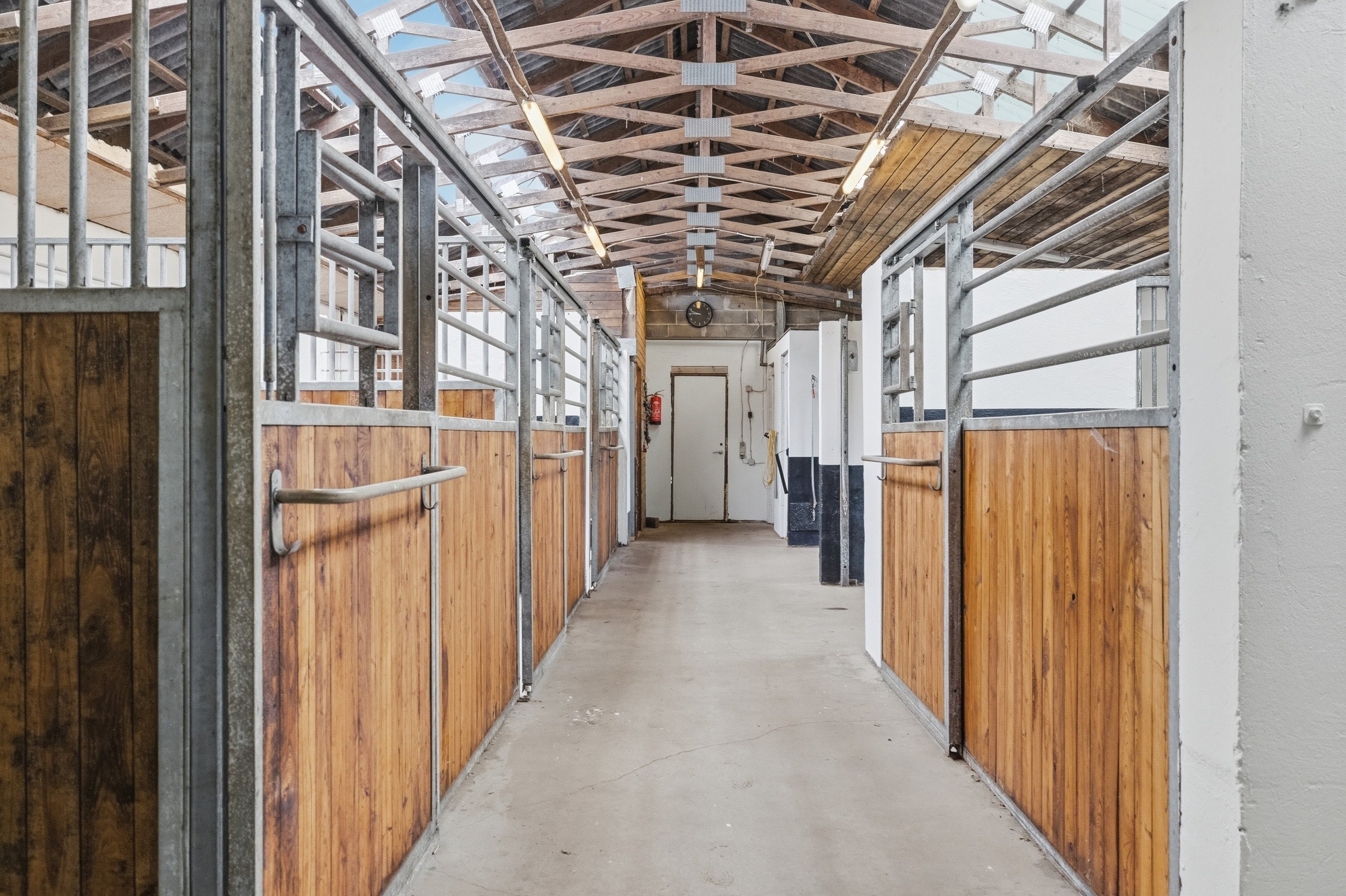 Fremhævet hestestald billede i fuldskærmstilstand. Billede af Balskildevej 10, Ballen, 8355 Solbjerg