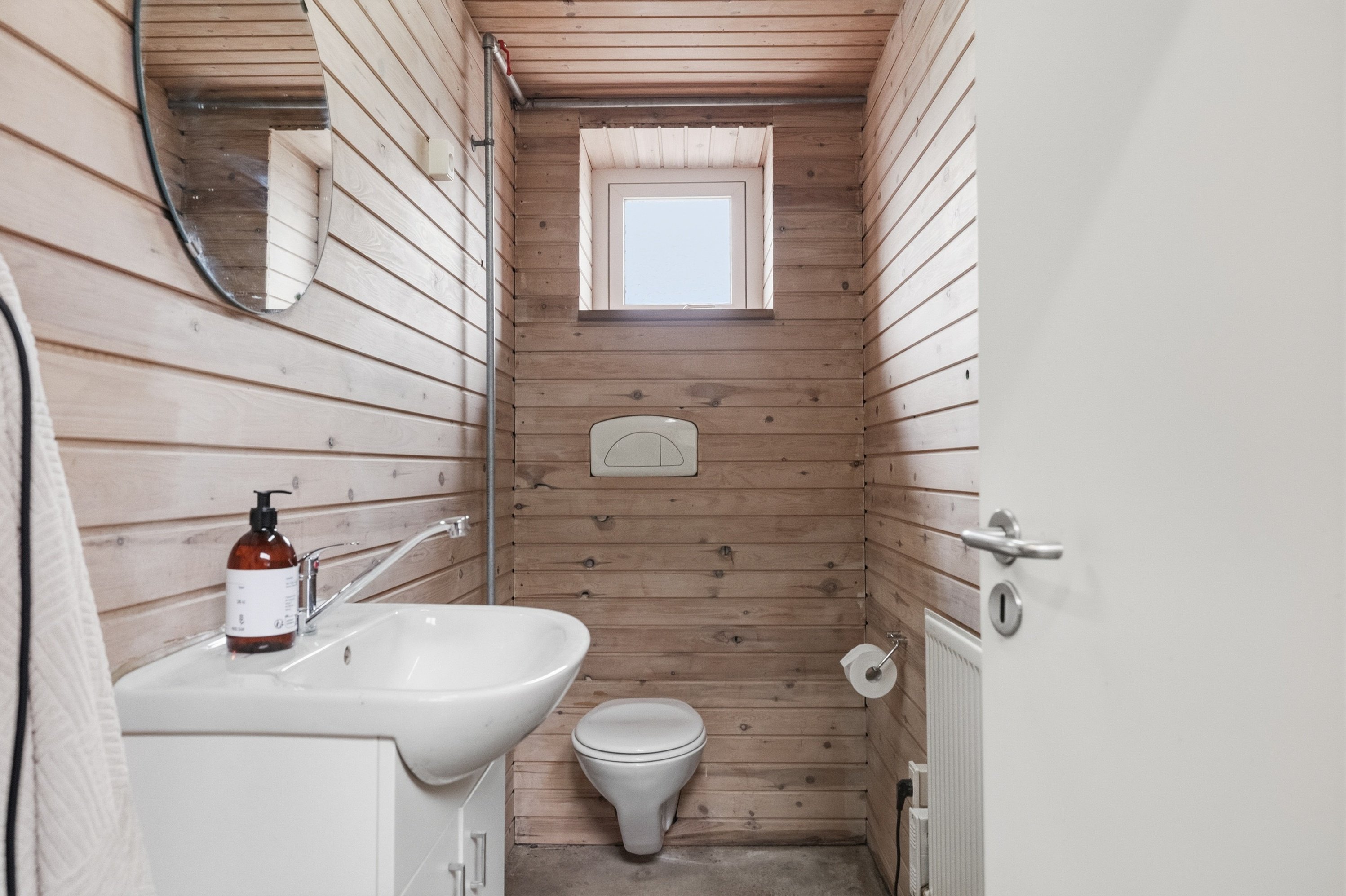 Fremhævet toilet billede i fuldskærmstilstand. Billede af Balskildevej 10, Ballen, 8355 Solbjerg