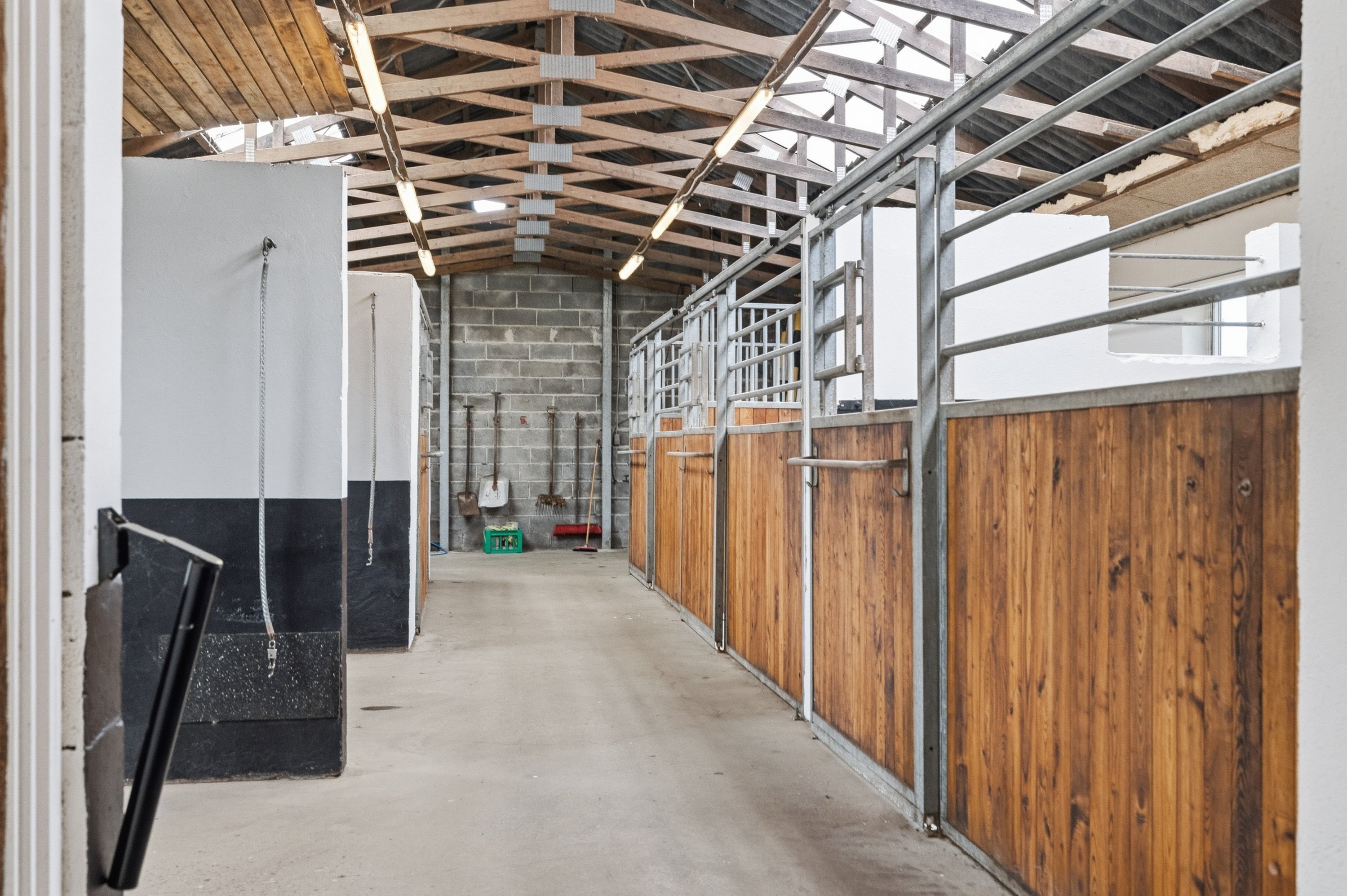 Fremhævet hestestald billede i fuldskærmstilstand. Billede af Balskildevej 10, Ballen, 8355 Solbjerg