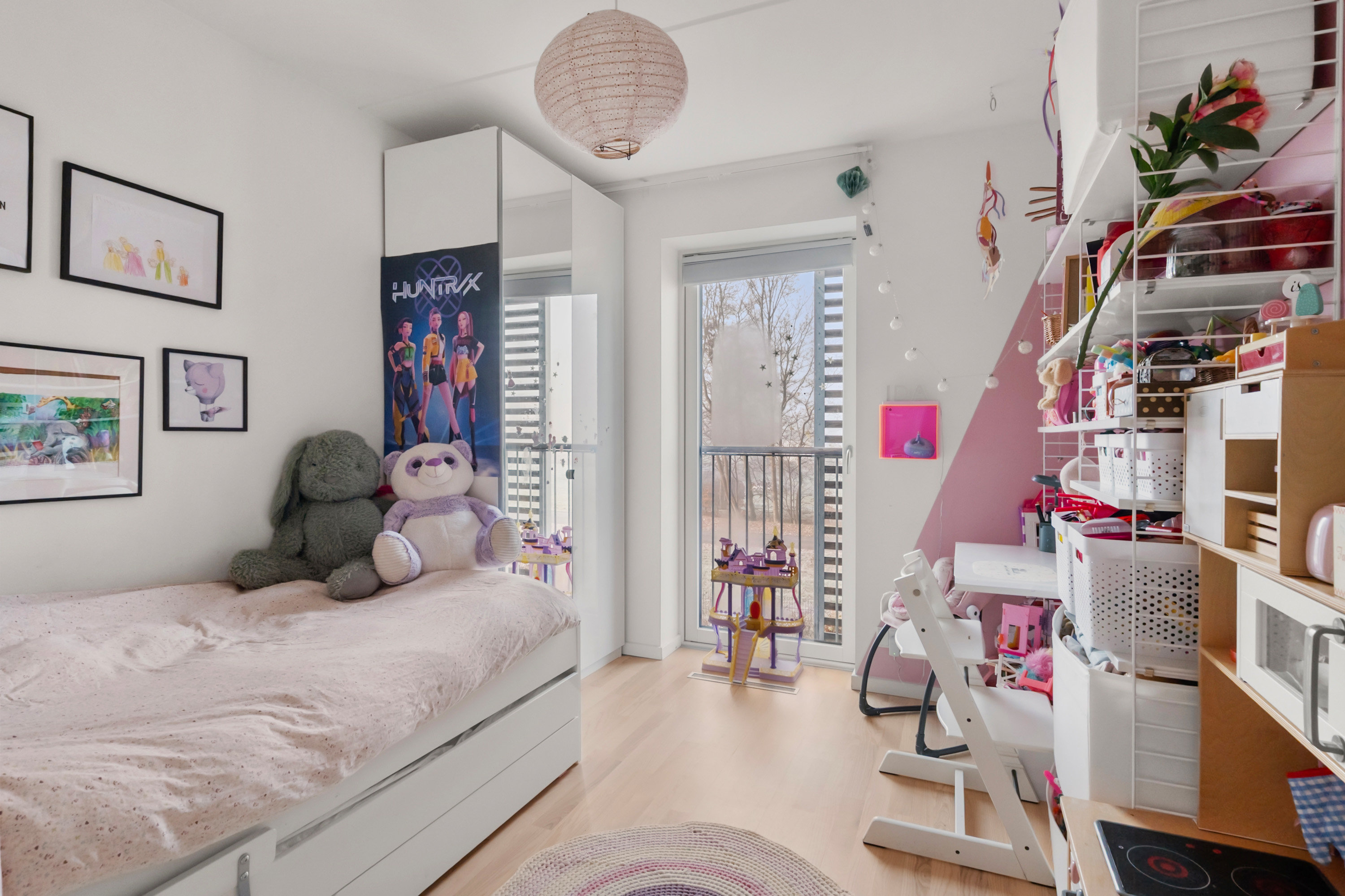 Fremhævet soveværelse billede i fuldskærmstilstand. Billede af Helgas Høj 23, 2950 Vedbæk