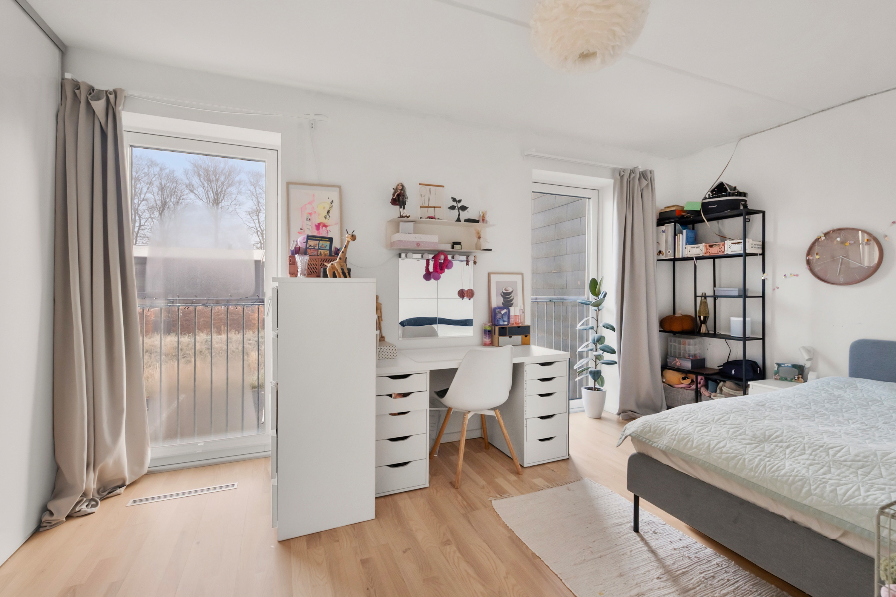 Fremhævet soveværelse billede i fuldskærmstilstand. Billede af Helgas Høj 23, 2950 Vedbæk