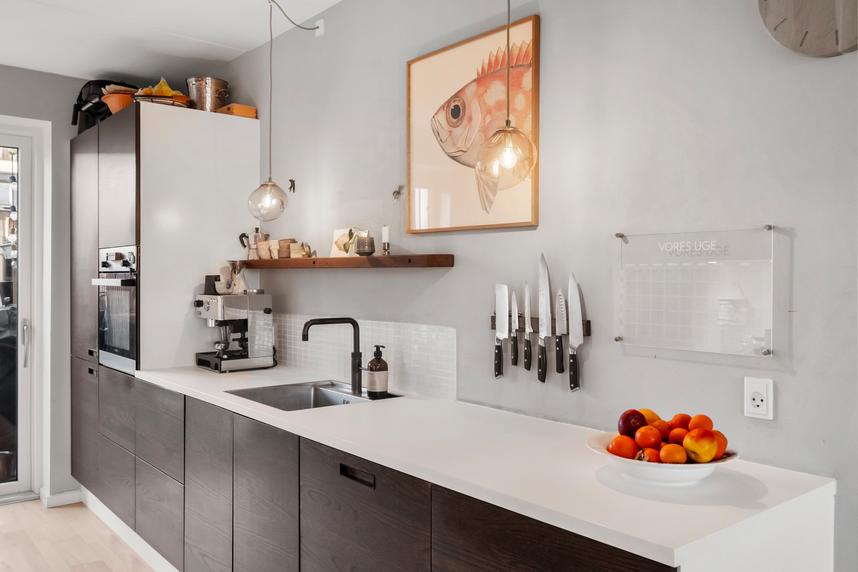 Fremhævet køkken billede i fuldskærmstilstand. Billede af Helgas Høj 23, 2950 Vedbæk