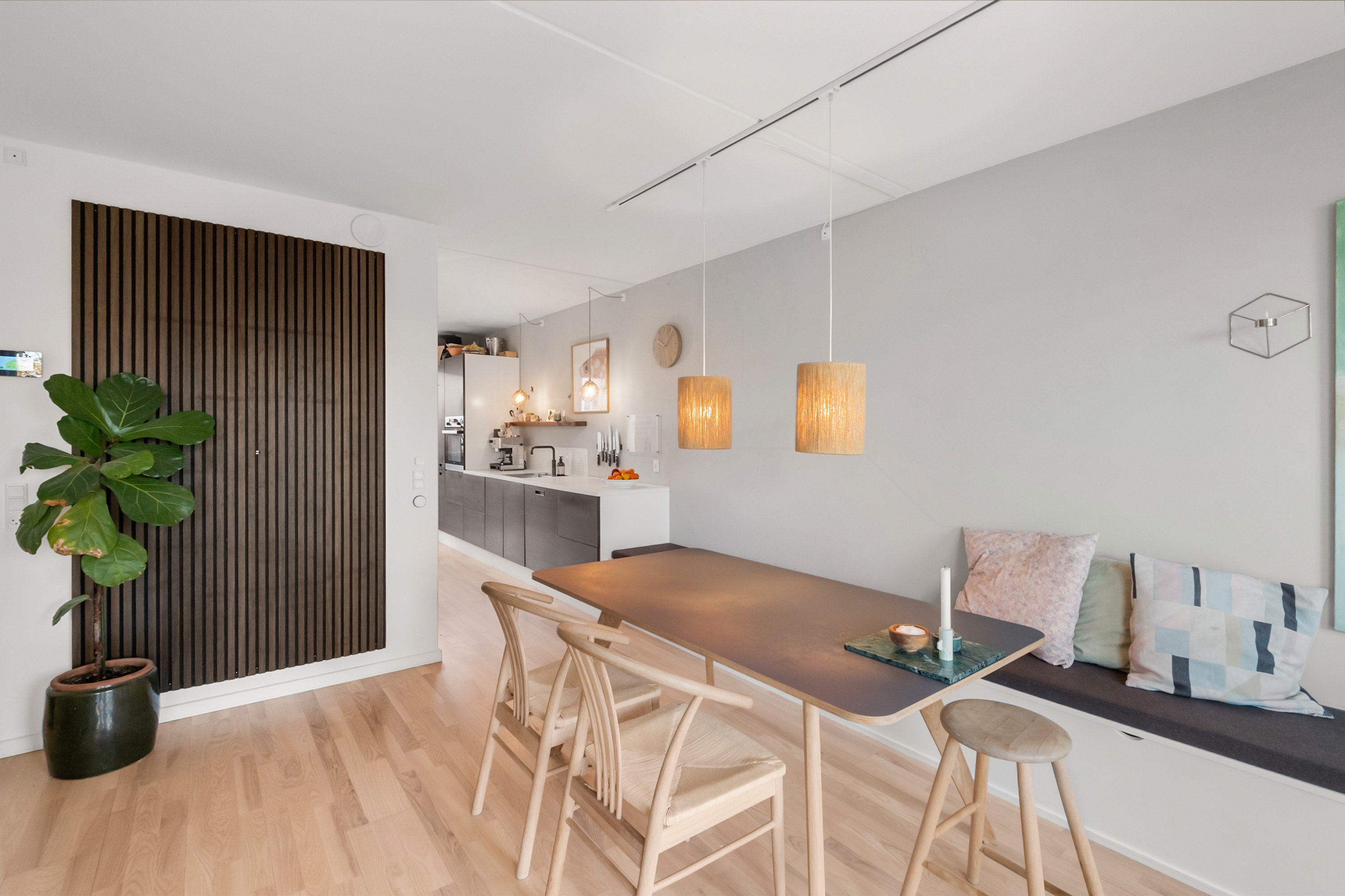 Fremhævet spisestue billede i fuldskærmstilstand. Billede af Helgas Høj 23, 2950 Vedbæk