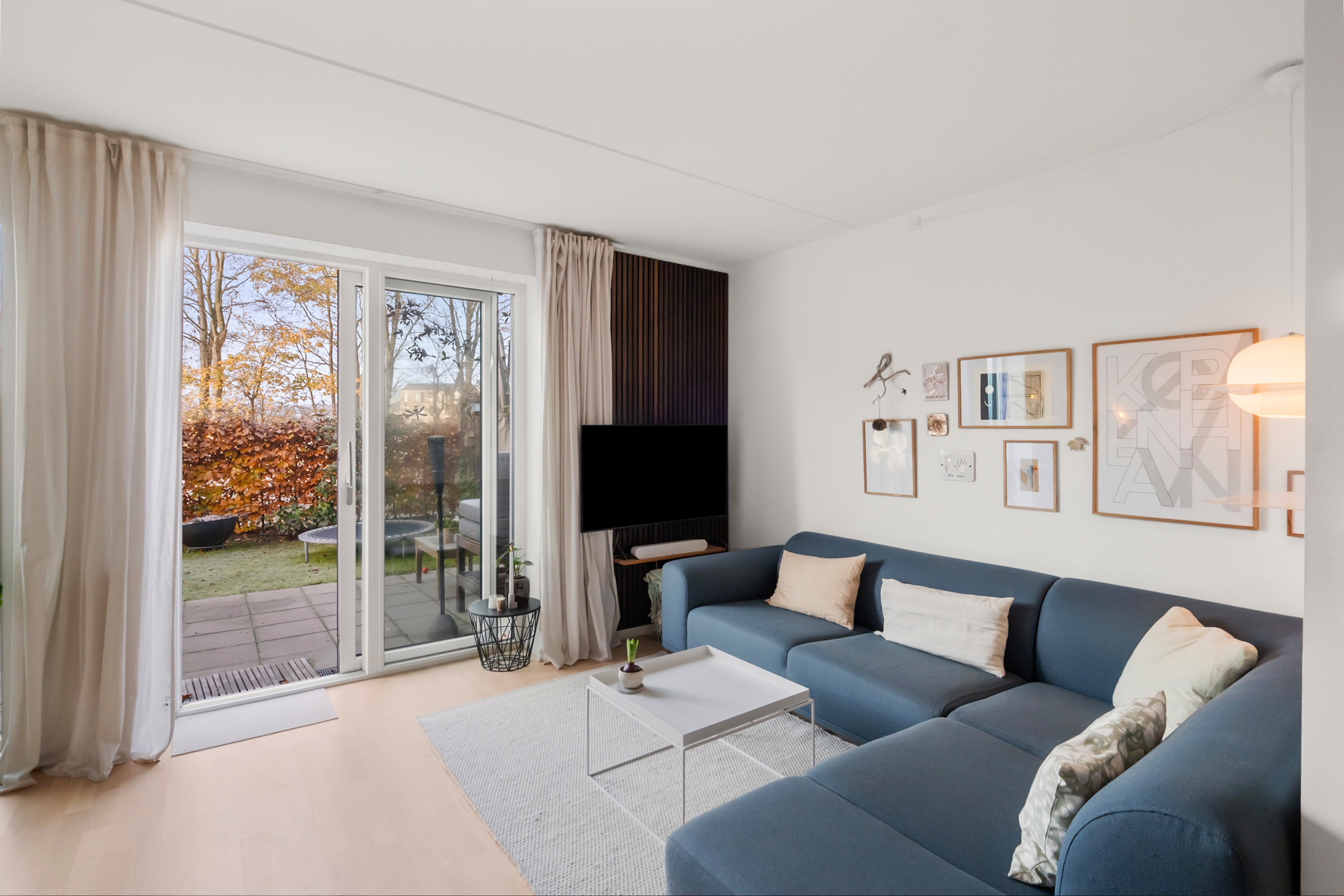 Fremhævet stue billede i fuldskærmstilstand. Billede af Helgas Høj 23, 2950 Vedbæk