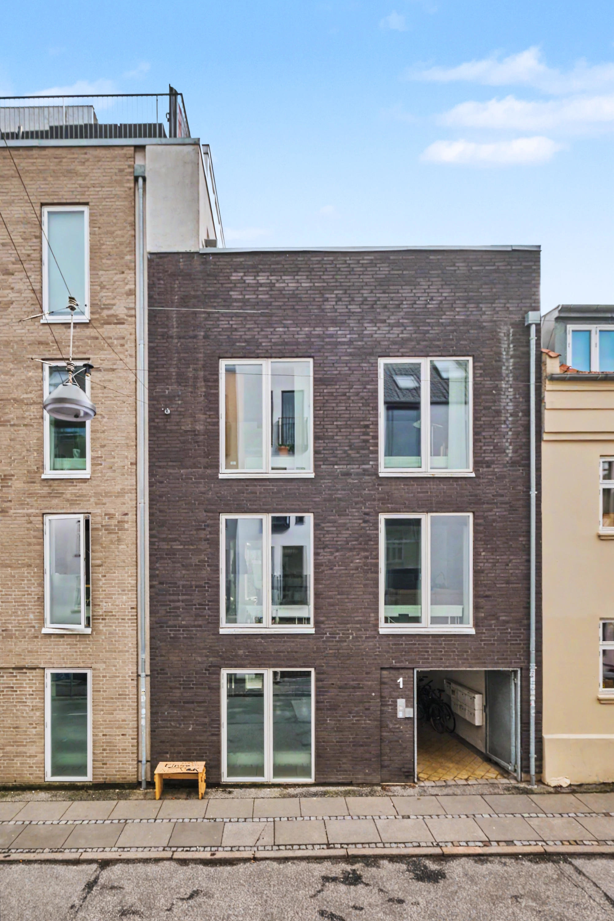 Fremhævet facade billede i fuldskærmstilstand. Billede af Montanagade 1, st.. tv., 8000 Aarhus C