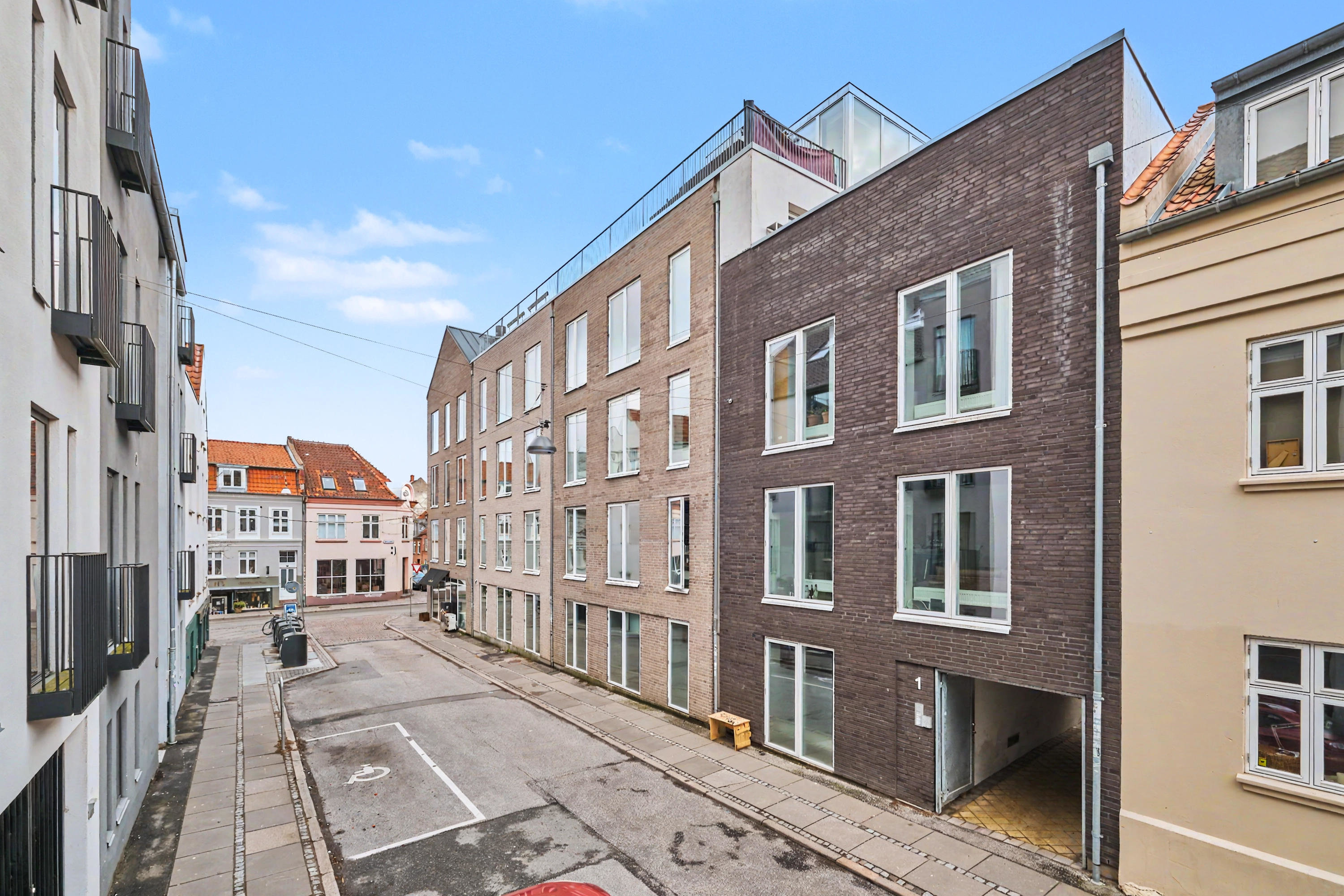 Fremhævet facade billede i fuldskærmstilstand. Billede af Montanagade 1, st.. tv., 8000 Aarhus C