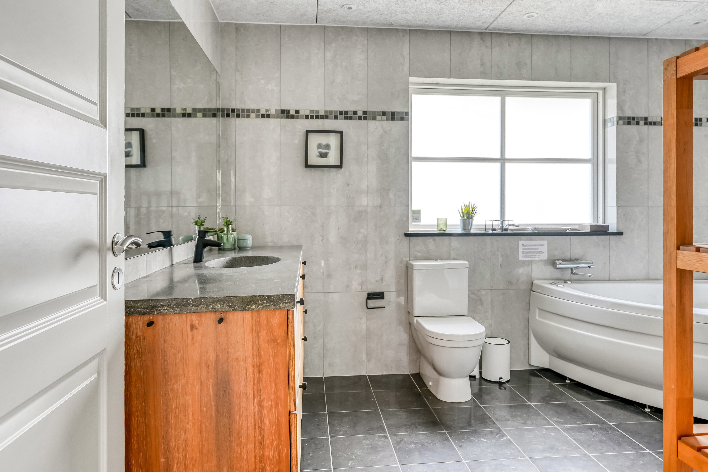 Fremhævet badeværelse billede i fuldskærmstilstand. Billede af Nordskrænten 19, Jegum, 6840 Oksbøl