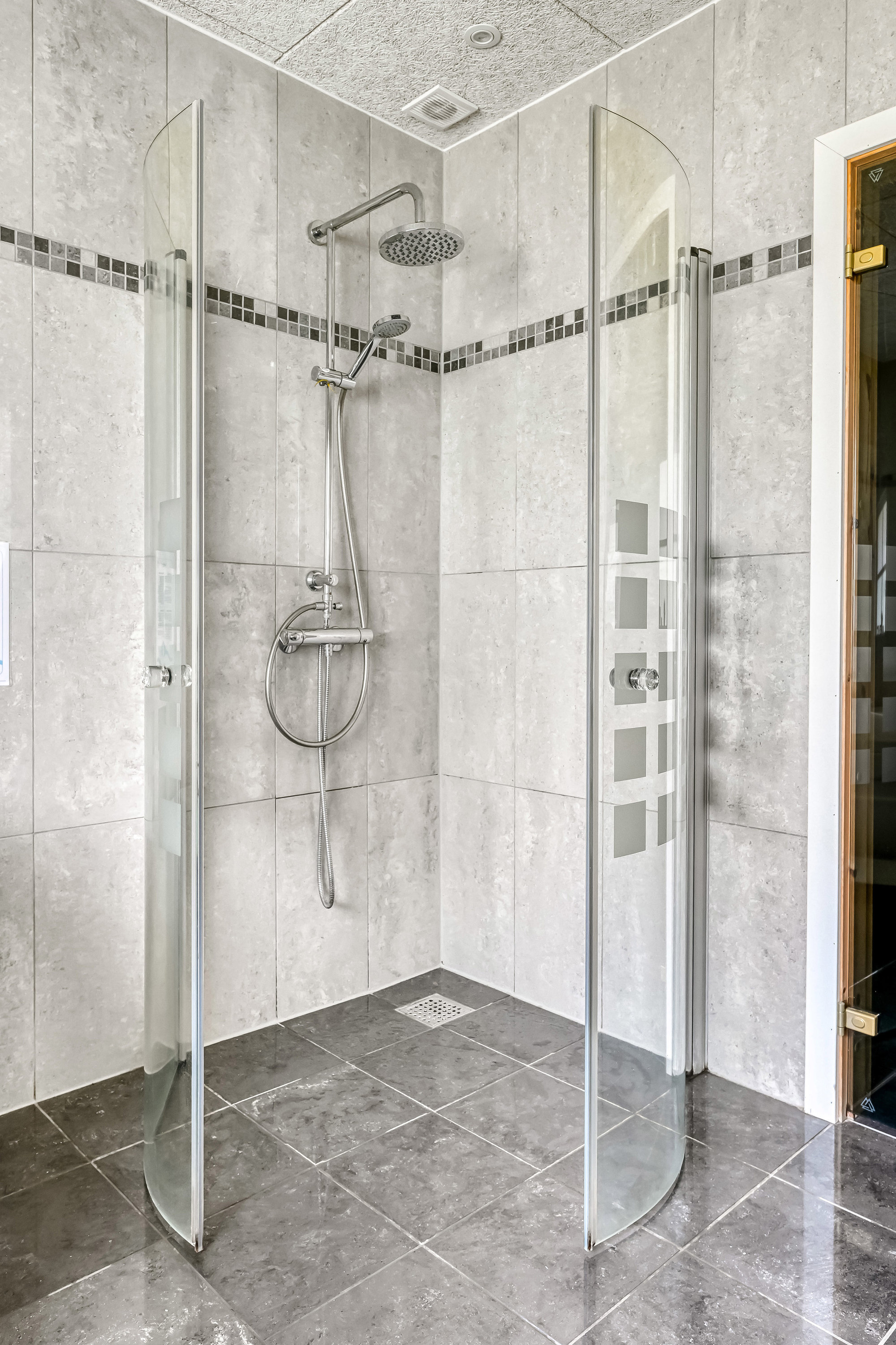 Fremhævet badeværelse billede i fuldskærmstilstand. Billede af Nordskrænten 19, Jegum, 6840 Oksbøl