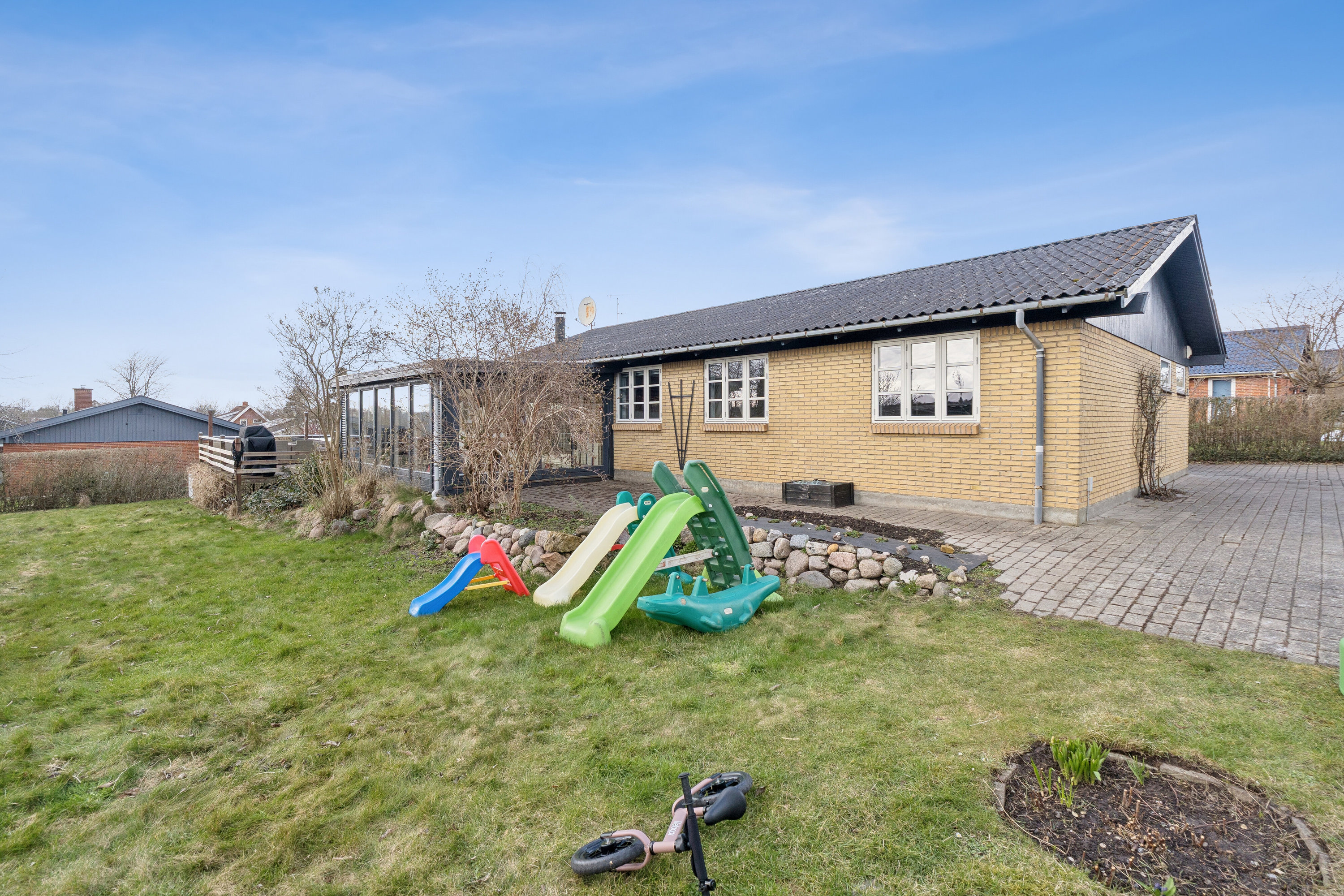 Fremhævet udendørs billede i fuldskærmstilstand. Billede af Emilsgave 55, 4130 Viby Sjælland