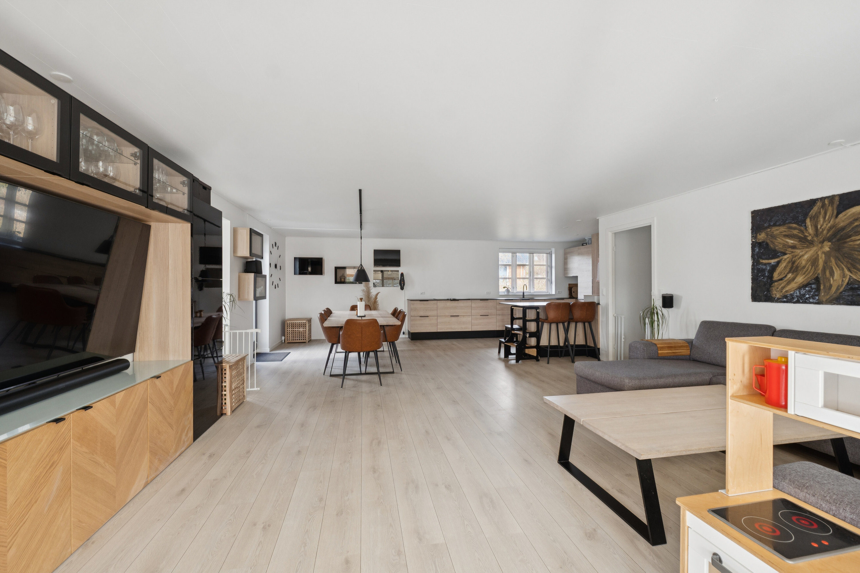 Fremhævet stue billede i fuldskærmstilstand. Billede af Emilsgave 55, 4130 Viby Sjælland