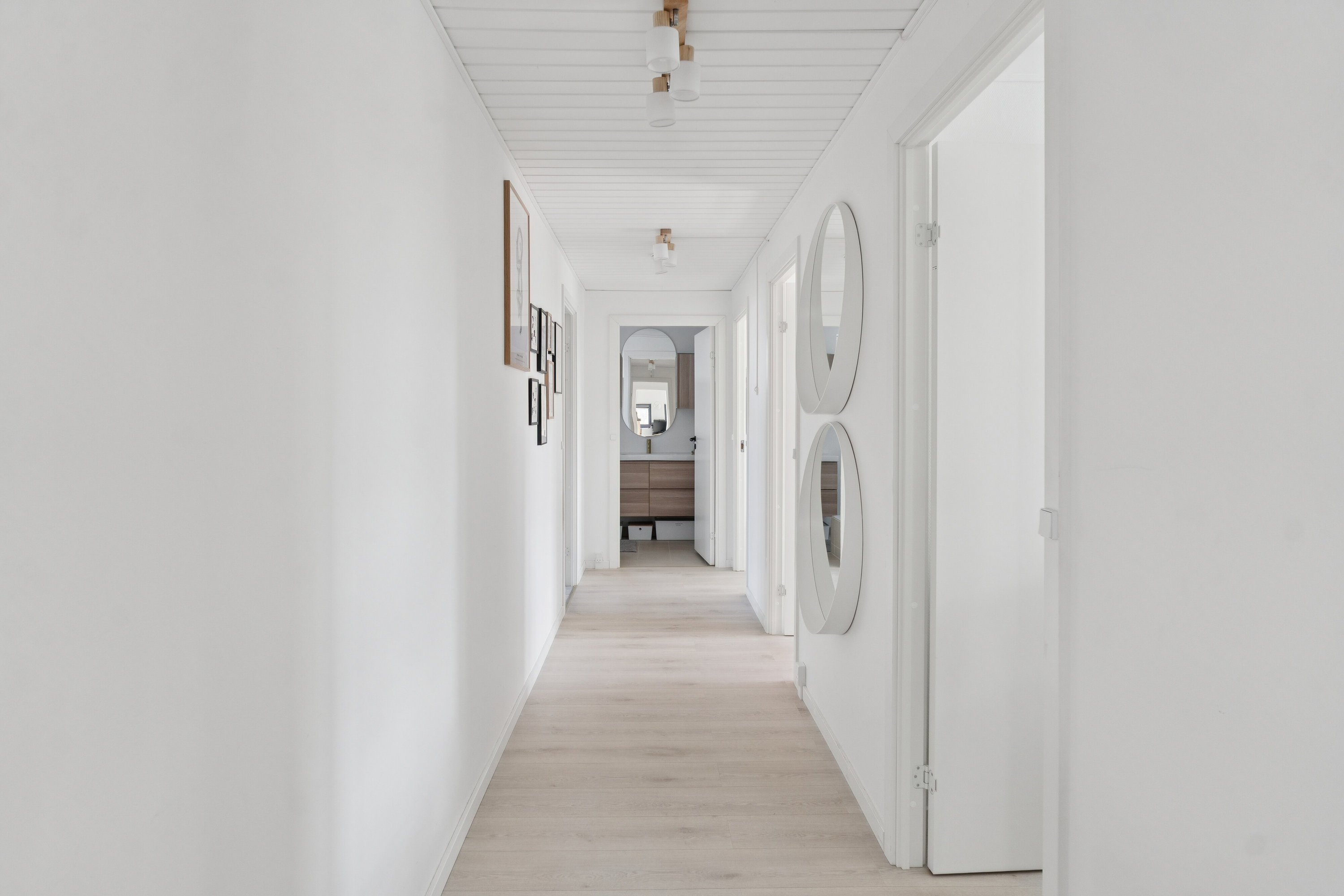 Fremhævet gang billede i fuldskærmstilstand. Billede af Emilsgave 55, 4130 Viby Sjælland