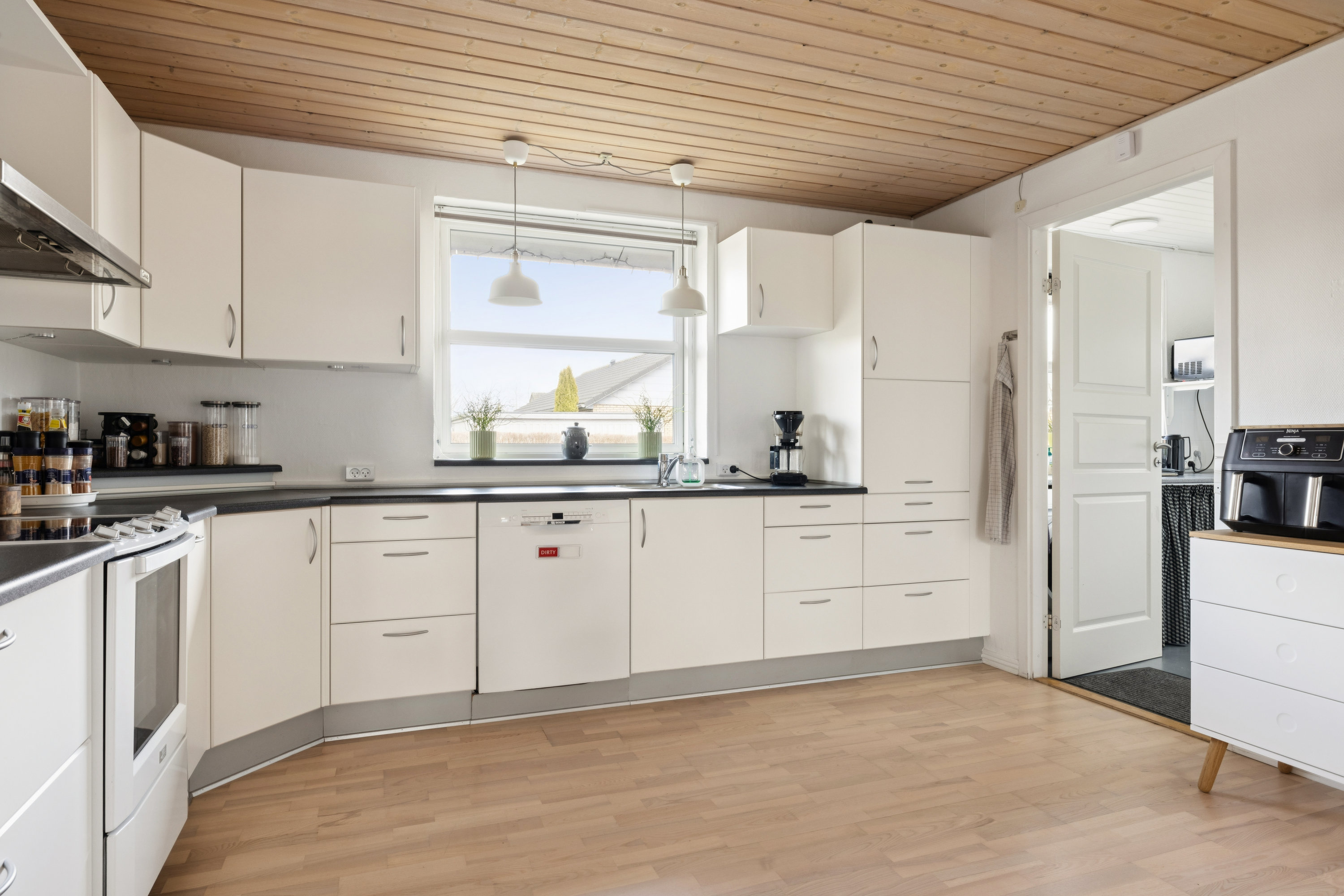 Fremhævet køkken billede i fuldskærmstilstand. Billede af Ahornvej 16, 9632 Møldrup
