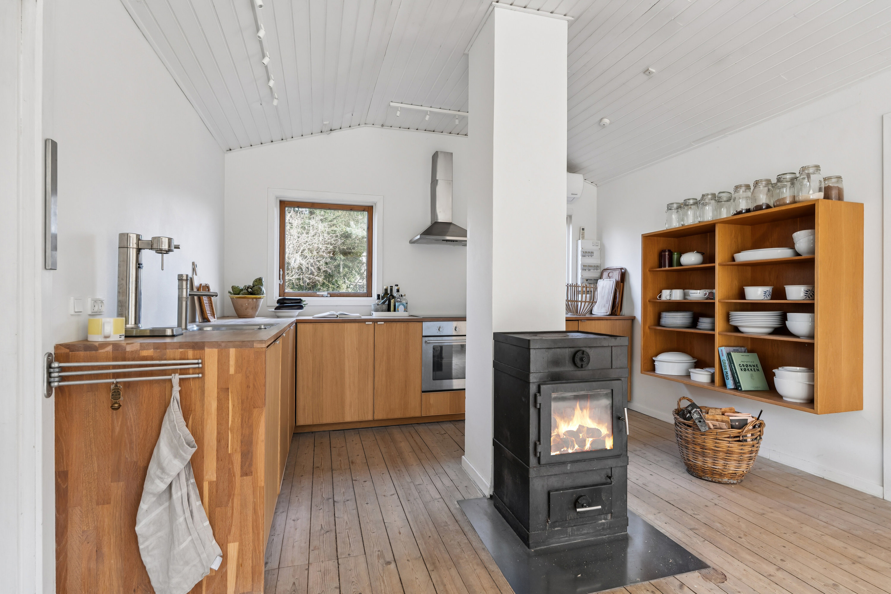 Fremhævet køkken billede i fuldskærmstilstand. Billede af Gl Havreholmvej 18, 3100 Hornbæk