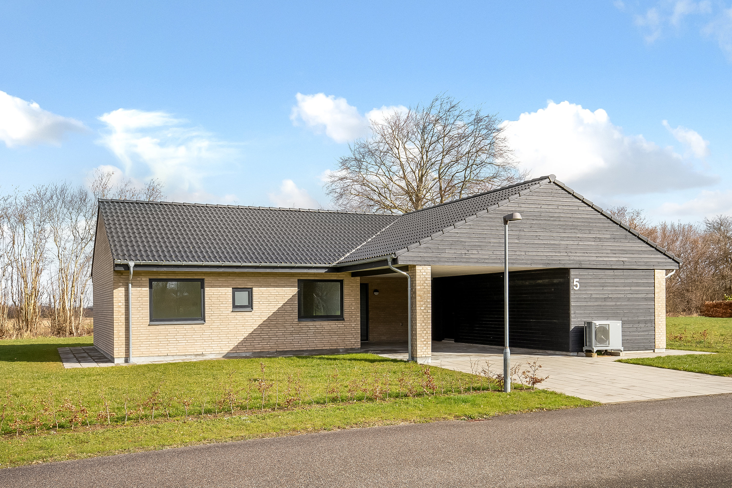 Fremhævet ejendommen billede i fuldskærmstilstand. Billede af Sydbanen 5, 6093 Sjølund