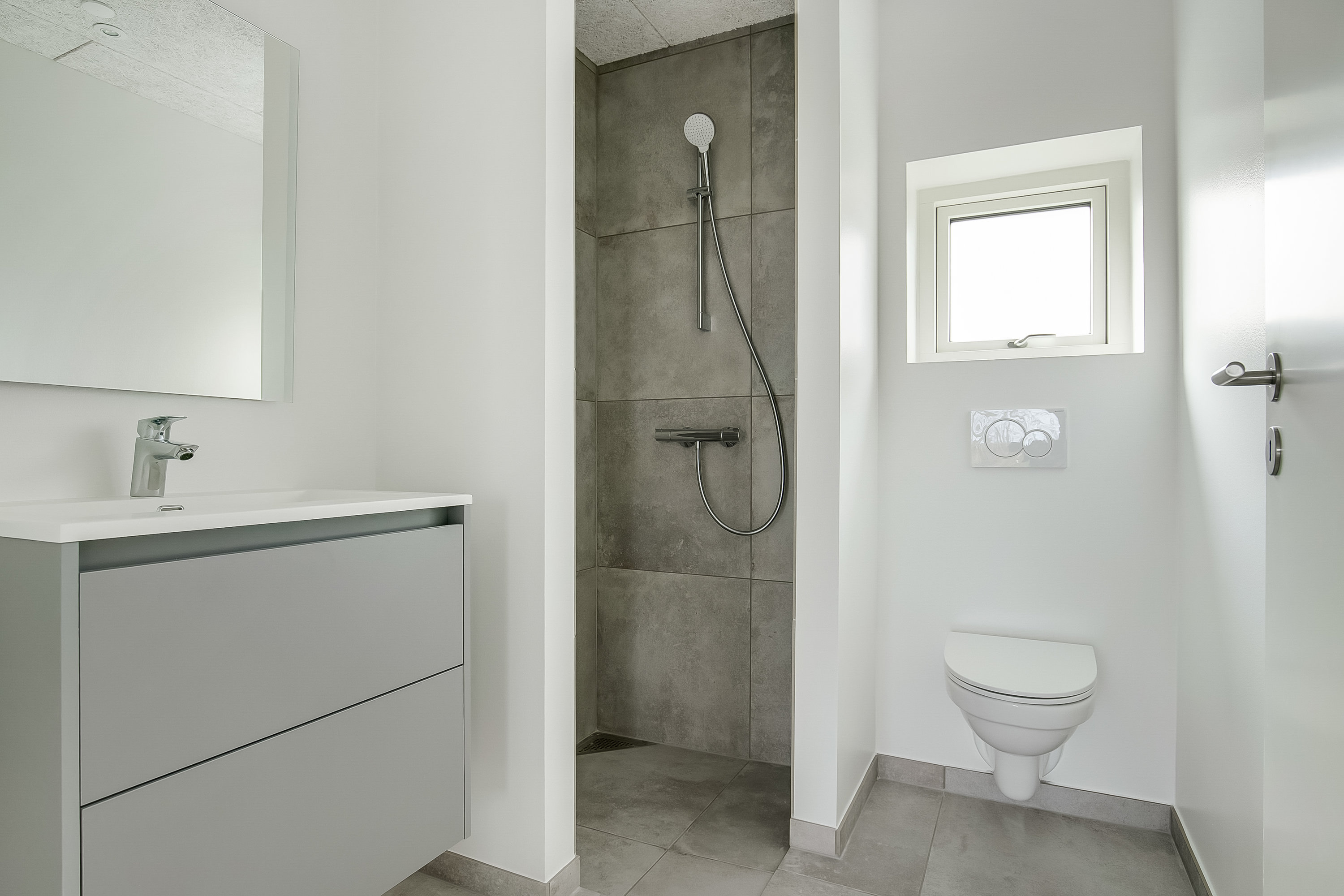 Fremhævet badeværelse billede i fuldskærmstilstand. Billede af Sydbanen 5, 6093 Sjølund