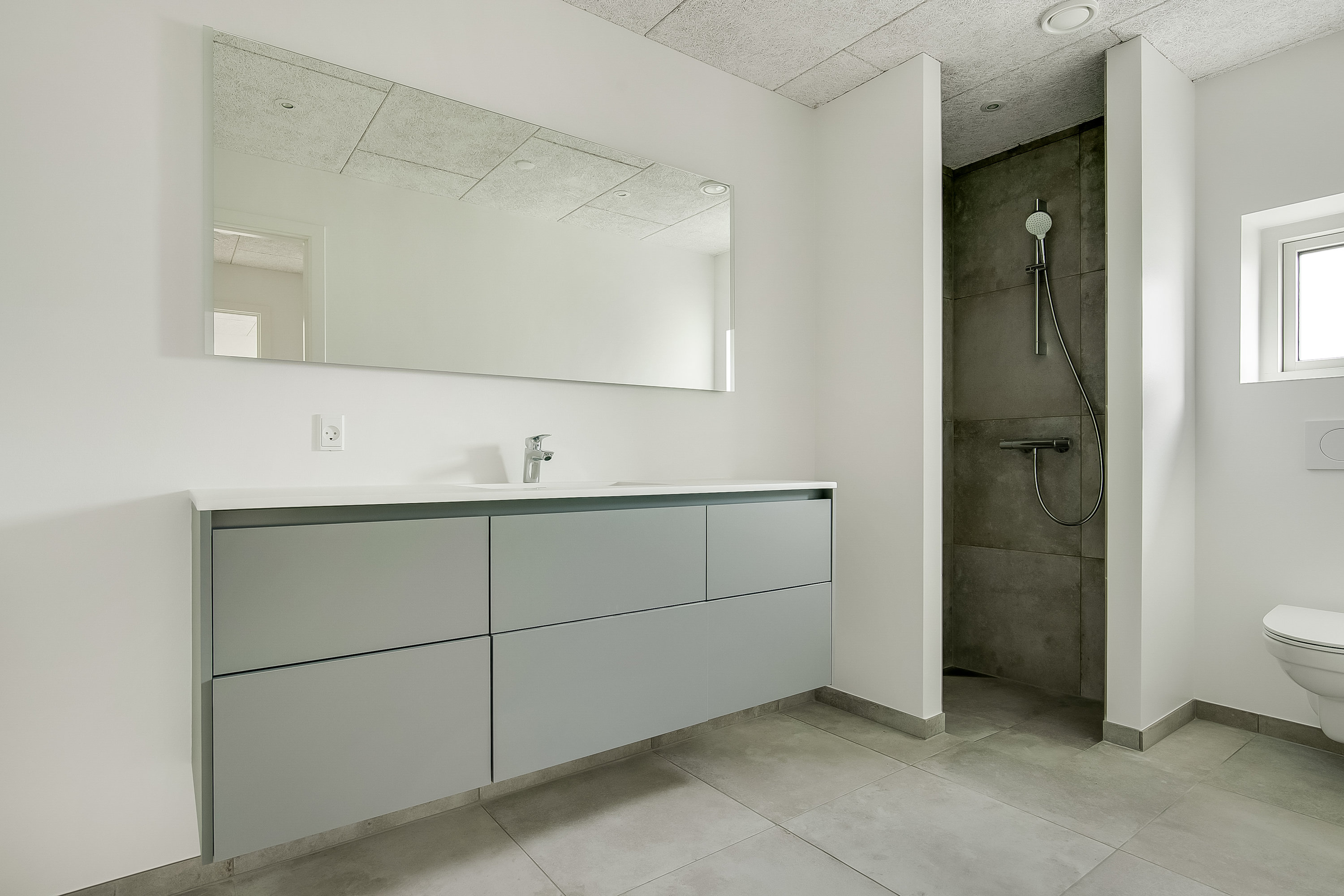 Fremhævet badeværelse billede i fuldskærmstilstand. Billede af Sydbanen 5, 6093 Sjølund