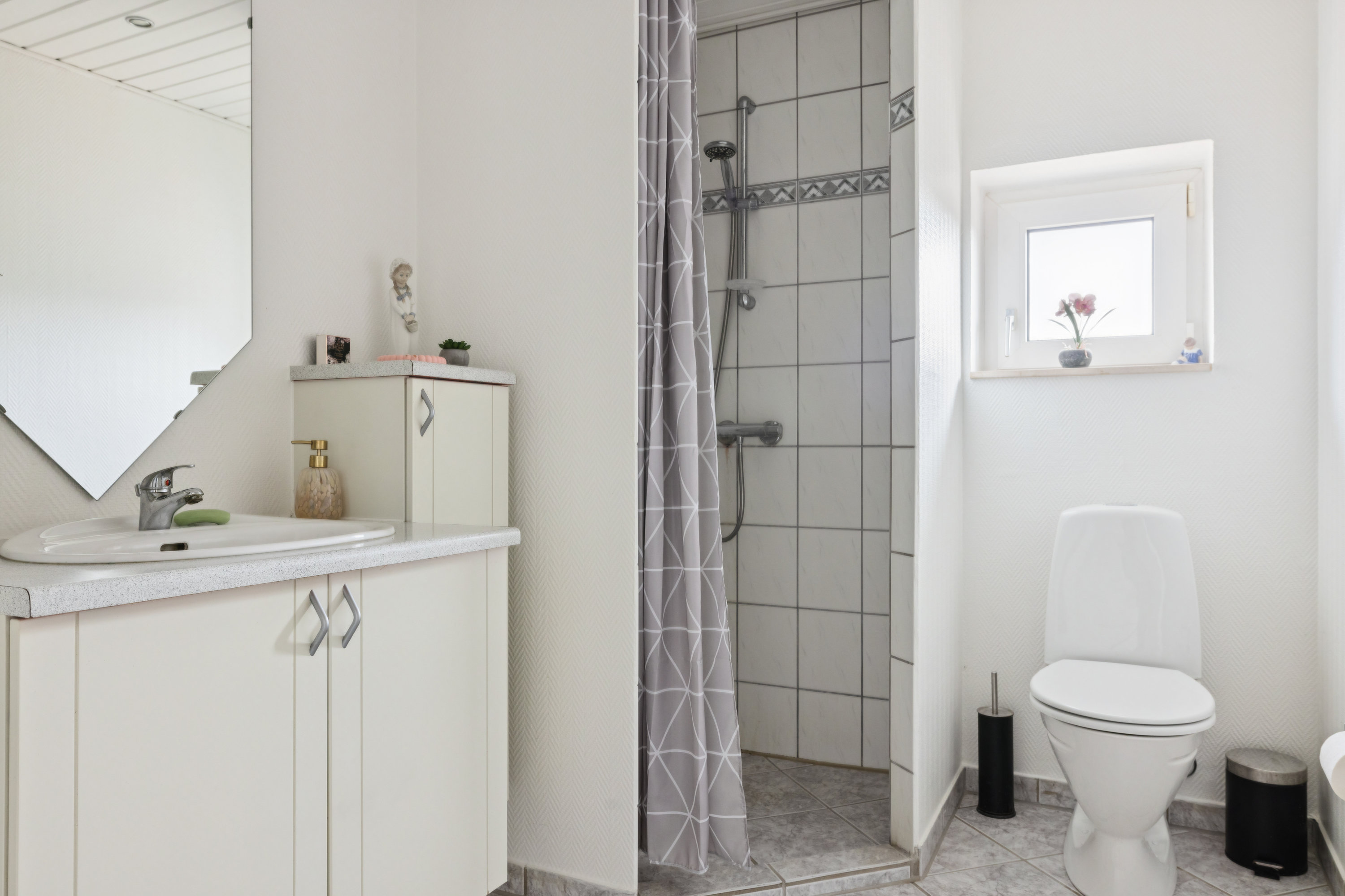 Fremhævet badeværelse billede i fuldskærmstilstand. Billede af Heimdalsvænget 9, 5610 Assens